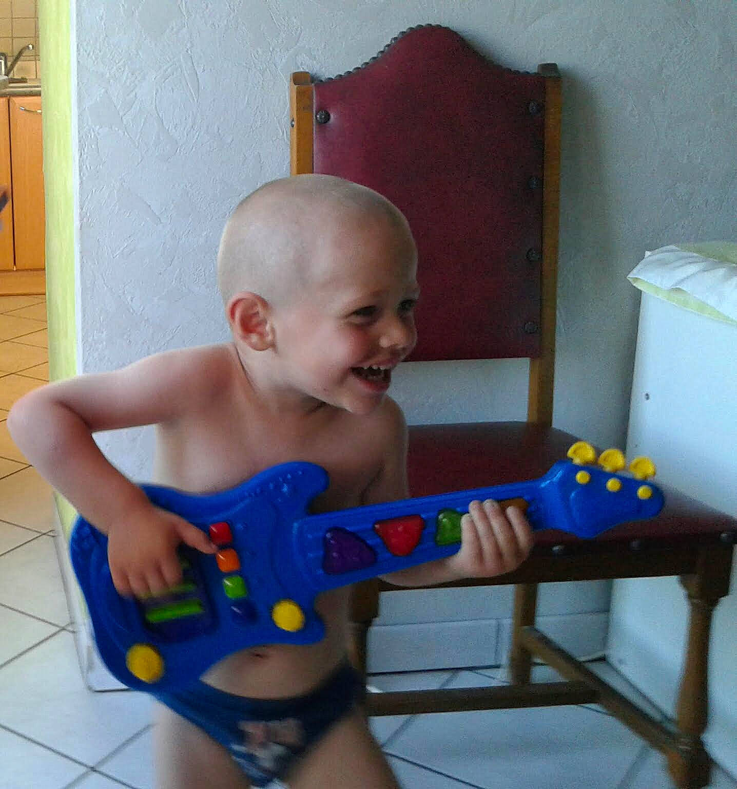 Grégory participe au concours pour gagner de l'argent avec cette photo : arm, baby, baby_playing_with_toys, baby_products, baby_toys, child, electric_blue, fun, head, human_body, joy, musical_instrument, person, plastic, play, product, room, sitting, smile, thigh