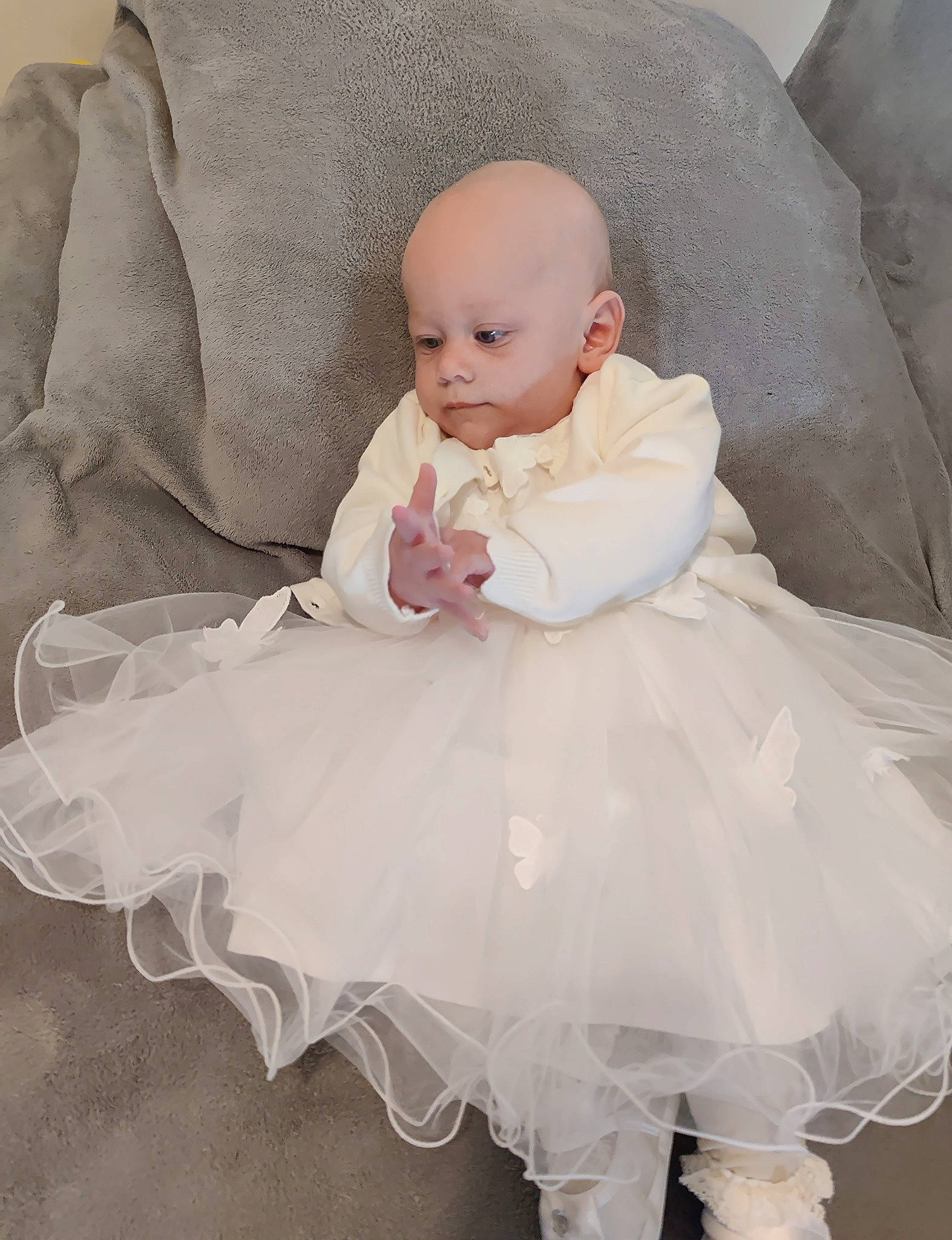 Zélya participe au concours pour gagner de l'argent avec cette photo : baby, baby_toddler_clothing, bridal_accessory, child, comfort, dress, embellishment, fashion_accessory, fur, hair_accessory, happy, head, headgear, iris, linens, person, pink, sitting, skin, sleeve