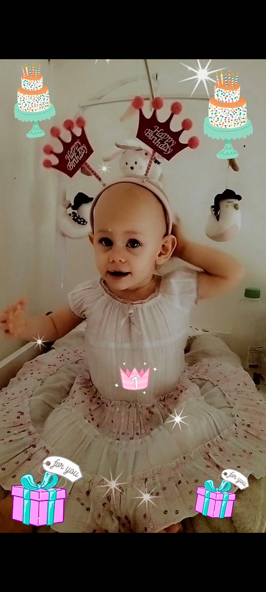 Zélya a rejoint le concours — aidez-le/la à gagner de superbes lots ! baby_toddler_clothing, baked_goods, baking, birthday_cake, cake, cake_decorating, cake_decorating_supply, child, dessert, event, eyelash, font, happy, icing, person, pink, smile, sugar_cake, sweetness, toddler