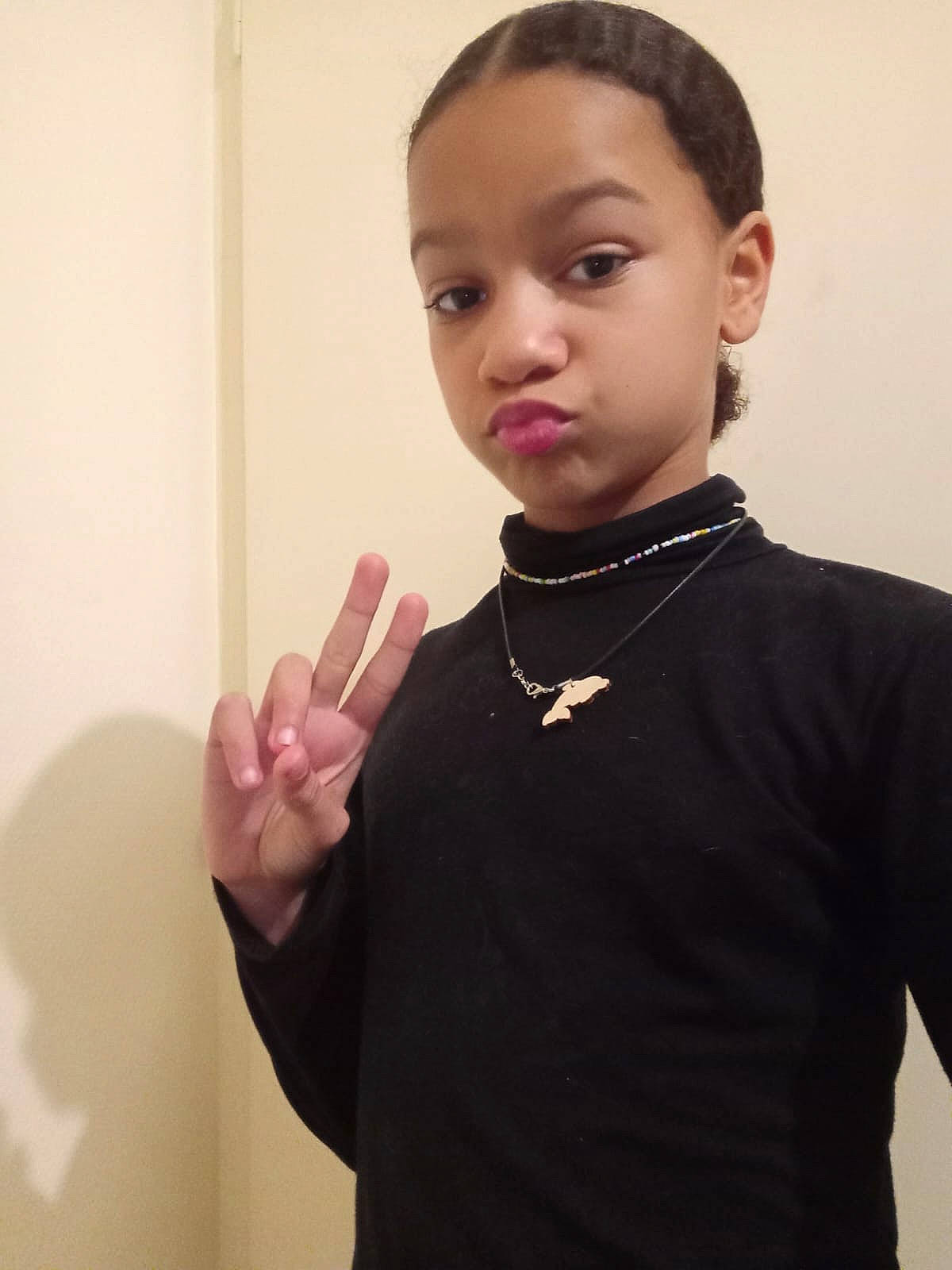 Zia-besth participe au concours pour gagner de l'argent avec cette photo : body_jewelry, crew_cut, event, eyelash, eyewear, fashion_accessory, fashion_design, forehead, gesture, head, human_body, jewellery, neck, necklace, person, shoulder, sign_language, sleeve, standing, t_shirt