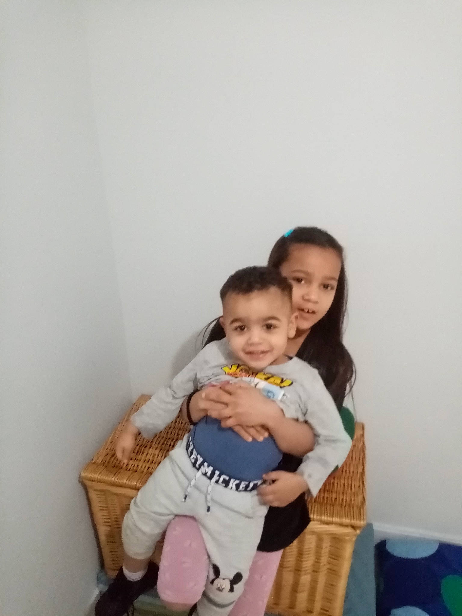 Zia-besth a rejoint le concours — aidez-le/la à gagner de superbes lots ! abdomen, baby, baby_toddler_clothing, chair, child, comfort, couch, event, face, fun, furniture, happy, joy, person, room, shoulder, sitting, skin, smile, t_shirt