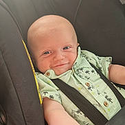 Noham a rejoint le concours — aidez-le/la à gagner de superbes lots ! arm, baby, car_seat, child, closeup, clothing, cute, green_shirt, happy, head, indoors, infant, palm_tree_pattern, person, portrait, safety, seatbelt, sitting, smile, strapped