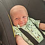 Noham a rejoint le concours — aidez-le/la à gagner de superbes lots ! baby, infant, car_seat, child, smiling, seatbelt, clothing, green_shirt, palm_tree_pattern, face, head, arm, black_car_seat, safety, cute, indoors, portrait, happy, young_child, seat