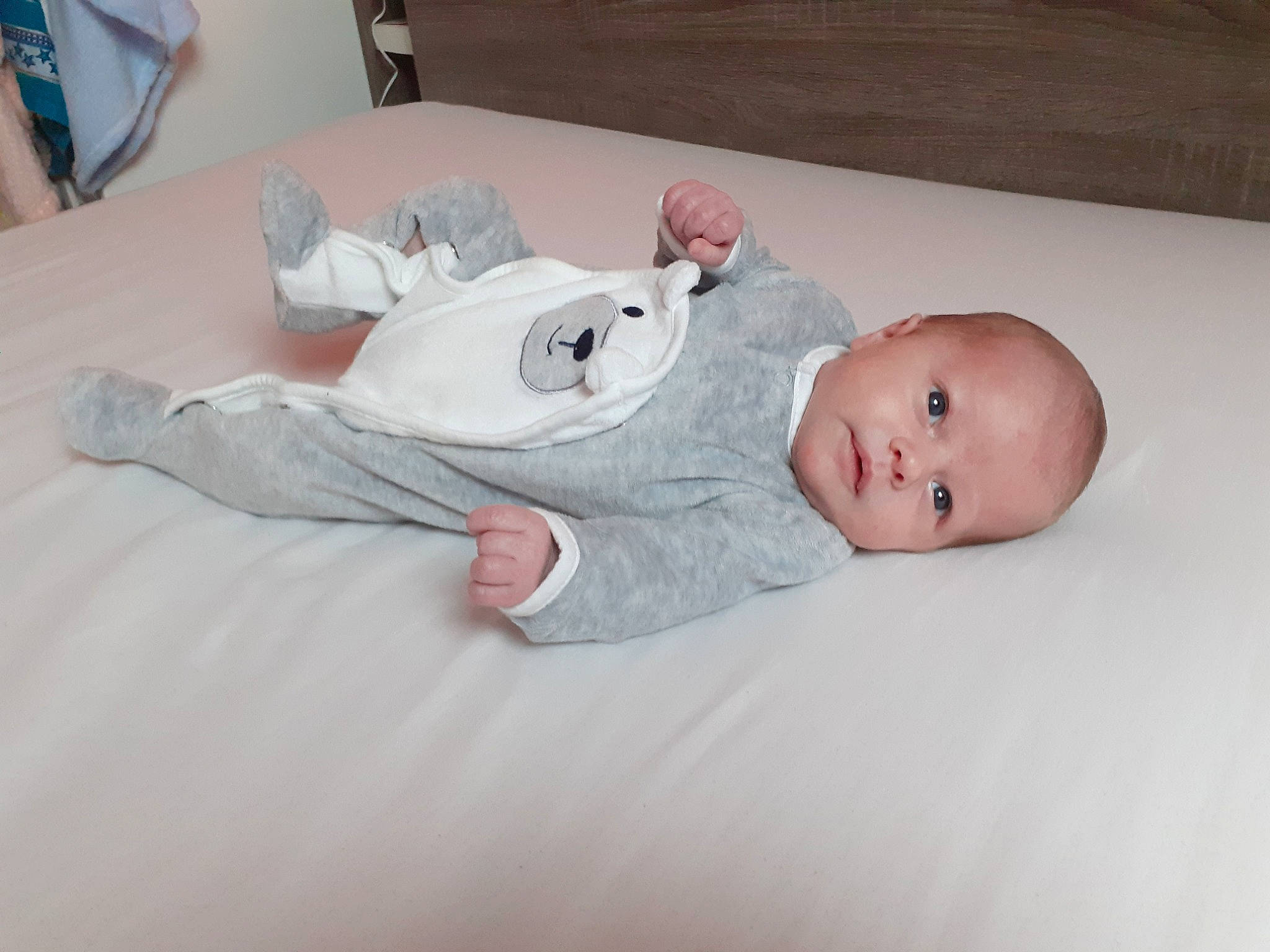 Ylann participe au concours pour gagner de l'argent avec cette photo : baby, baby_products, baby_safety, baby_sleeping, baby_toddler_clothing, bedding, bedtime, cheek, child, comfort, flooring, foot, hardwood, linens, nap, person, room, sitting, sleep, toddler