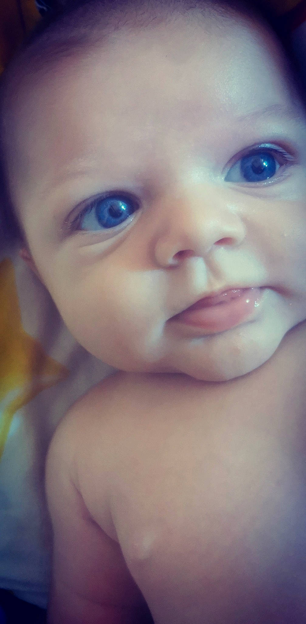 Lohan a rejoint le concours — aidez-le/la à gagner de superbes lots ! baby, blue, cheek, ear, eye, eyebrow, eyelash, forehead, gesture, hair, hand, happy, human_body, iris, jaw, lip, mouth, neck, nose, smile