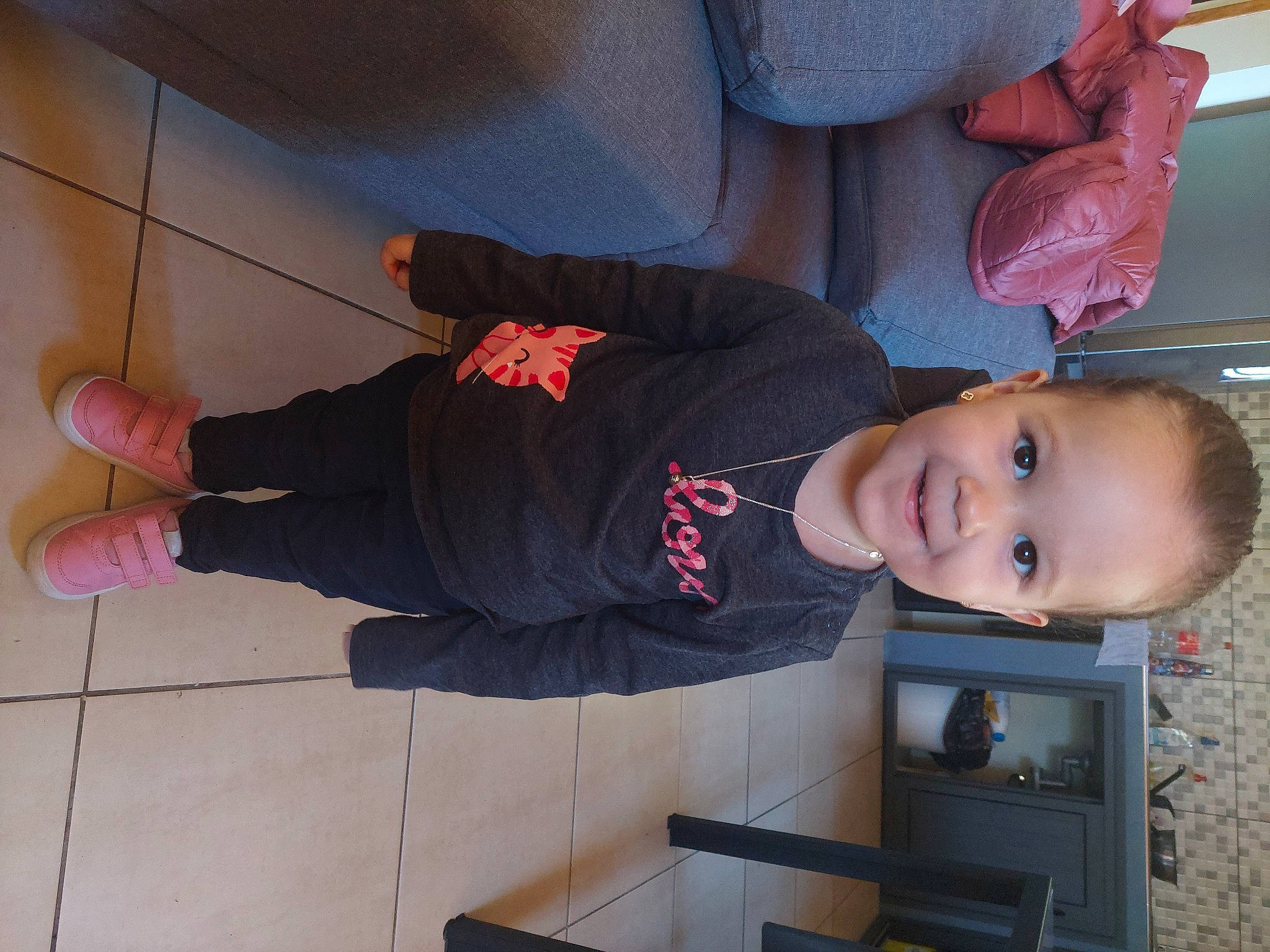 Maïssa participe au concours pour gagner de l'argent avec cette photo : baby_toddler_clothing, carmine, child, comfort, elbow, flooring, foot, fun, hat, human_leg, joint, joy, knee, leg, person, room, smile, sock, sportswear, t_shirt