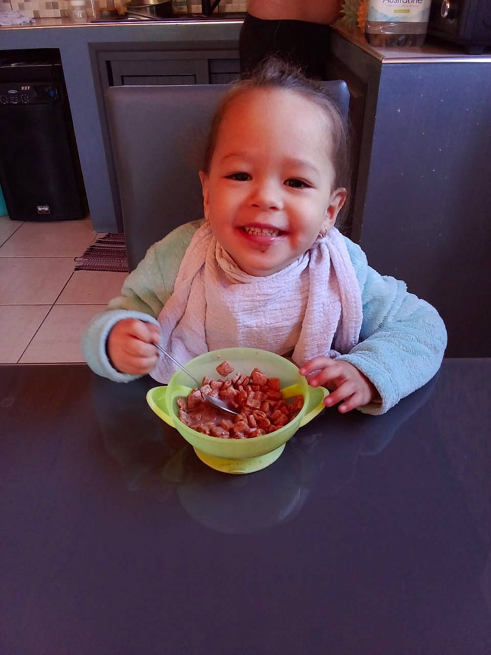 Meïrra participe au concours pour gagner de l'argent avec cette photo : arm, baby, chair, cheek, child, chin, comfort_food, cuisine, dish, eating, face, food, food_craving, fun, hand, happy, joy, mouth, person, smile