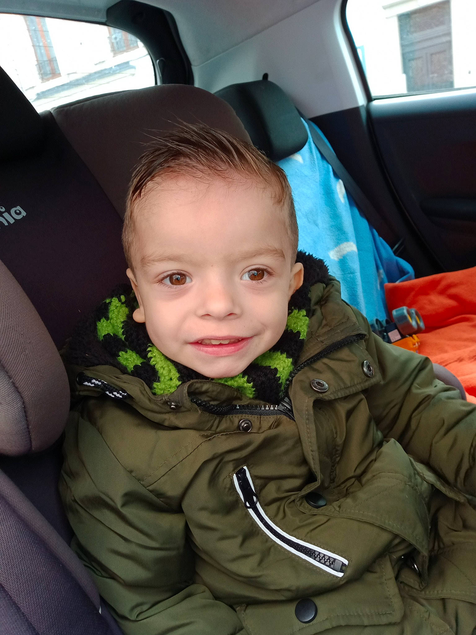 Noe a rejoint le concours — aidez-le/la à gagner de superbes lots ! auto_part, automotive_design, car, car_seat, car_seat_cover, cheek, child, comfort, face, family_car, head_restraint, joy, mammal, motor_vehicle, person, seat_belt, sleeve, smile, toddler, vehicle