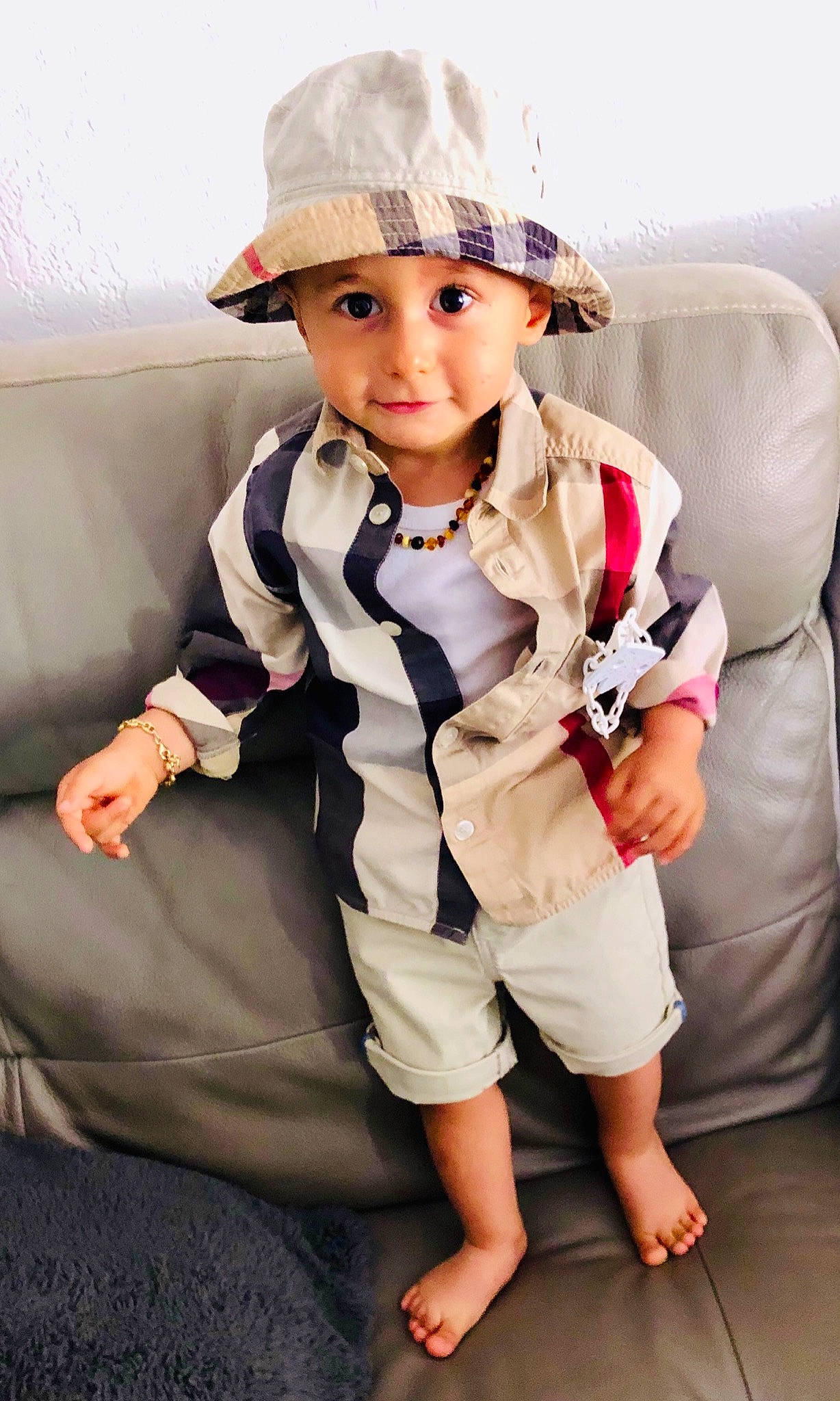 Antonino participe au concours pour gagner de l'argent avec cette photo : child, child_model, fashion_accessory, hat, headgear, headwear, person, sitting, sleeve, toddler