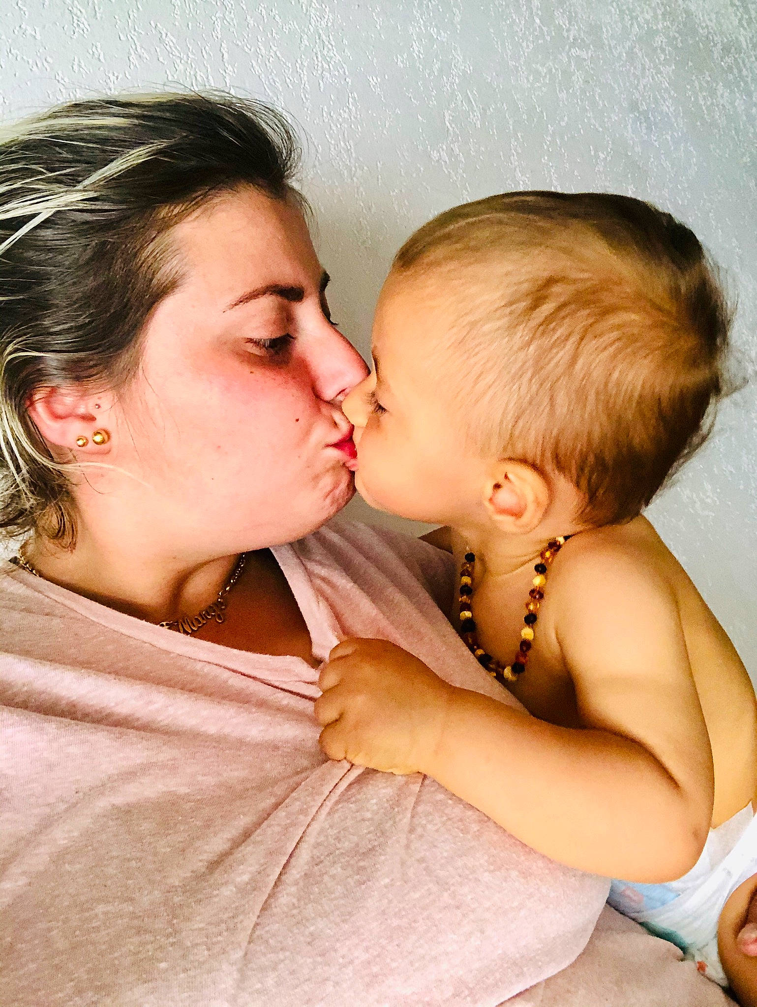 Antonino participe au concours pour gagner de l'argent avec cette photo : baby, cheek, cheek_kissing, child, forehead, gesture, happy, hug, interaction, kiss, love, nose, person, toddler