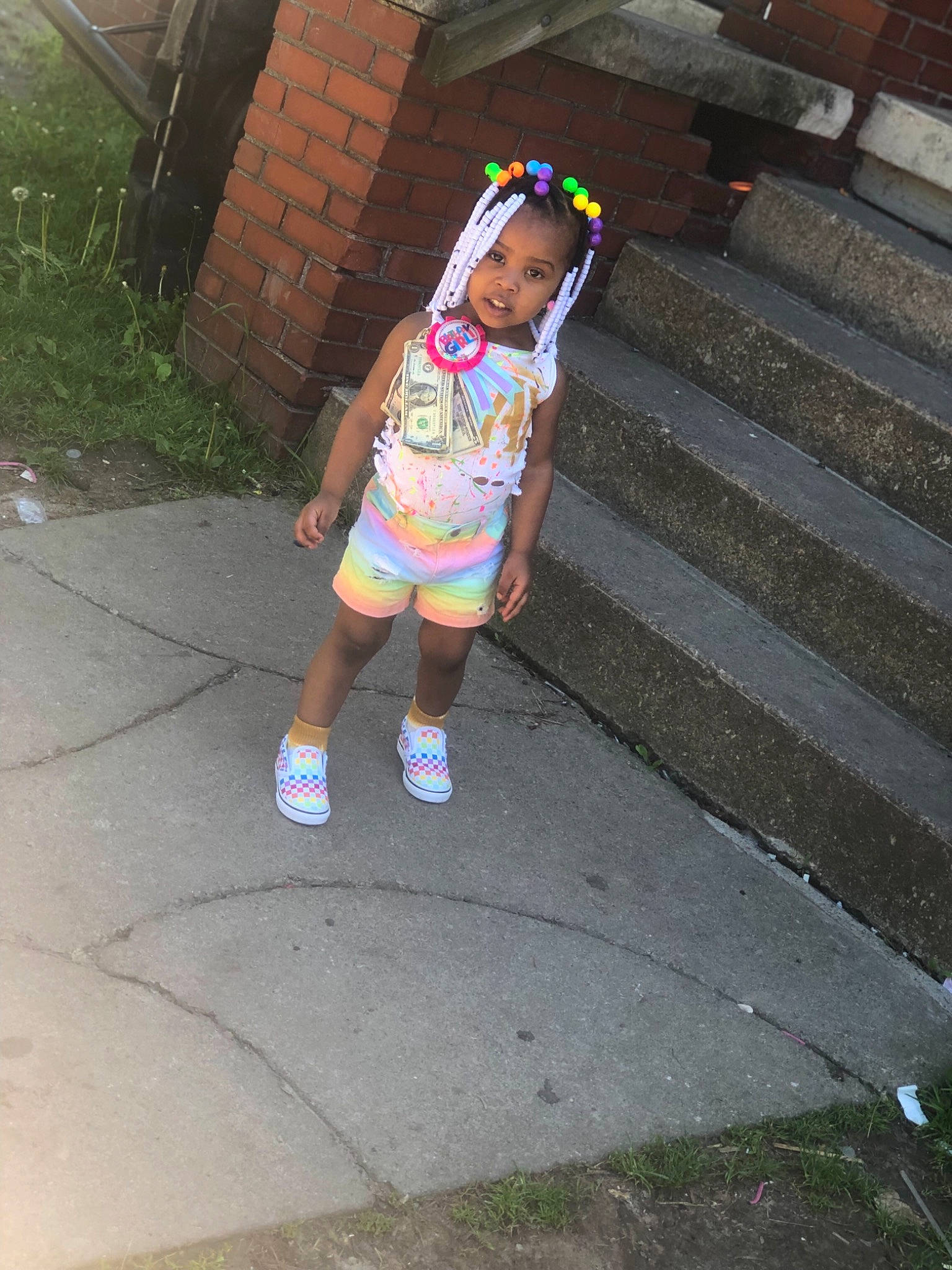 Layonni is registered to the contest to win money with this photo: child, person, play, sidewalk, toddler