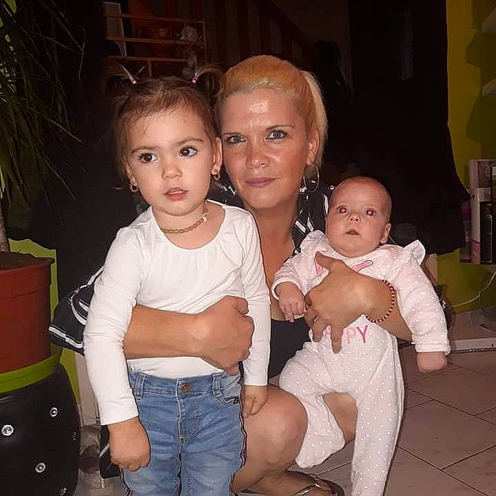 Keïtsya Et Taïssy a rejoint le concours — aidez-le/la à gagner de superbes lots ! abdomen, child, cousin, eye, face, family, fun, happy, head, iris, joy, lap, leg, people, person, sibling, sitting, skin, smile, standing