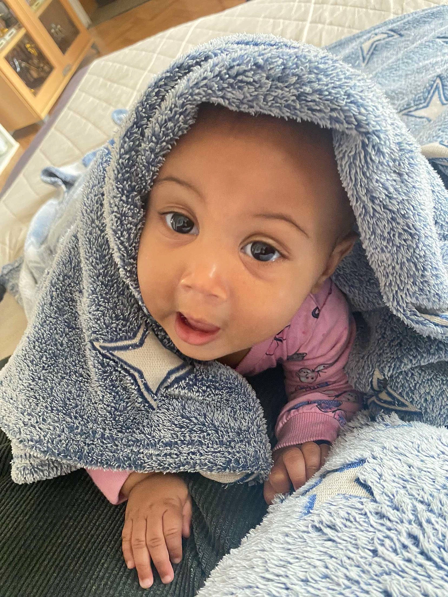 Coumba participe au concours pour gagner de l'argent avec cette photo : cap, cheek, child, comfort, cool, eye, happy, head, headgear, human_body, iris, knit_cap, lip, mouth, nose, person, skin, sleeve, surprise, toddler