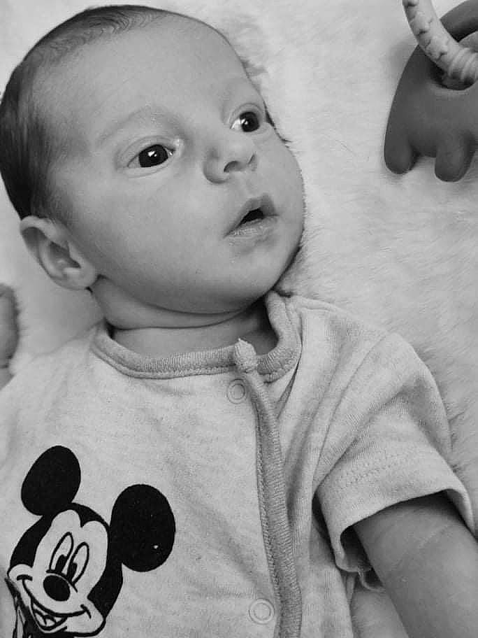 Sohan participe au concours pour gagner de l'argent avec cette photo : black, cheek, ear, facial_expression, hairstyle, head, human, lip, mammal, mouth, neck, nose, organ, person, photograph, product, skin, sleeve, standing, vertebrate