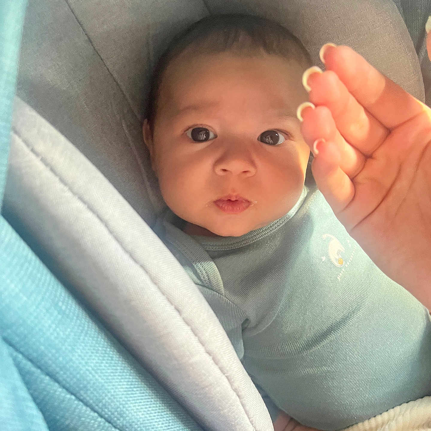 Maël a rejoint le concours — aidez-le/la à gagner de superbes lots ! baby, blue_clothing, car_seat, child, closeup, cute, expression, eyes, fabric, face, fingernails, hand, human, indoor, infant, newborn, person, portrait, seatbelt, skin