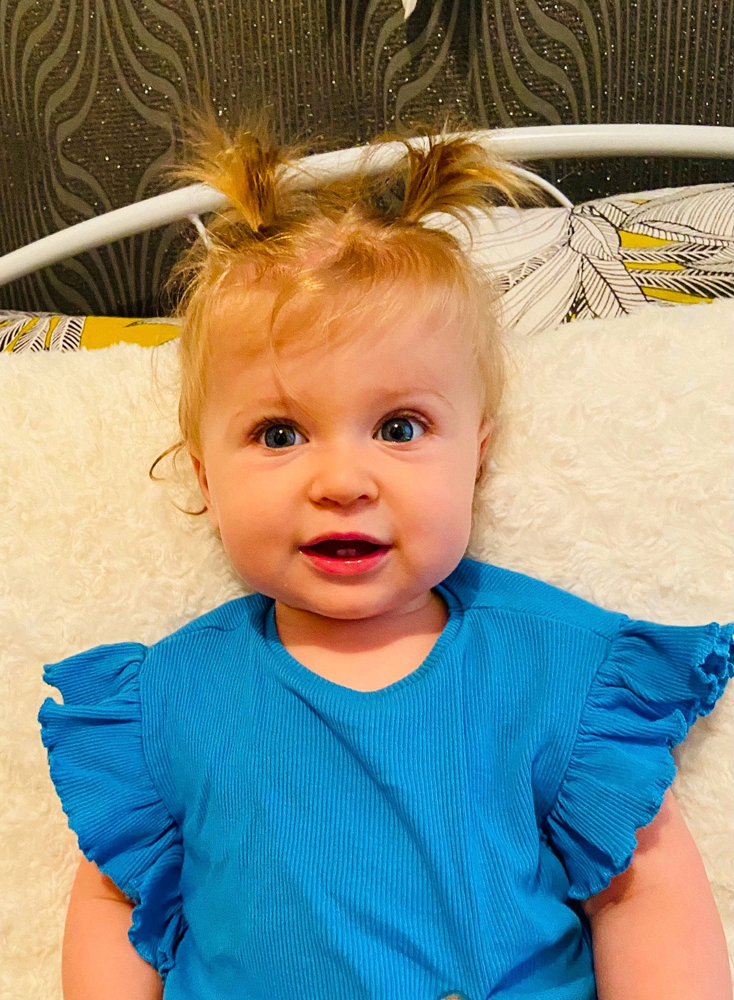 Ambre a rejoint le concours — aidez-le/la à gagner de superbes lots ! azure, baby, baby_toddler_clothing, blond, blue, cheek, child, chin, cool, dress, electric_blue, eyelash, hairstyle, happy, iris, person, skin, sleeve, smile, toddler