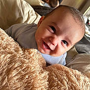 Israël a rejoint le concours — aidez-le/la à gagner de superbes lots ! adult, baby, blanket, blurred_background, candid, child, cozy, face, furniture, fuzzy, happy, indoor, infant, person, phone, pillow, portrait, smile, soft, warm