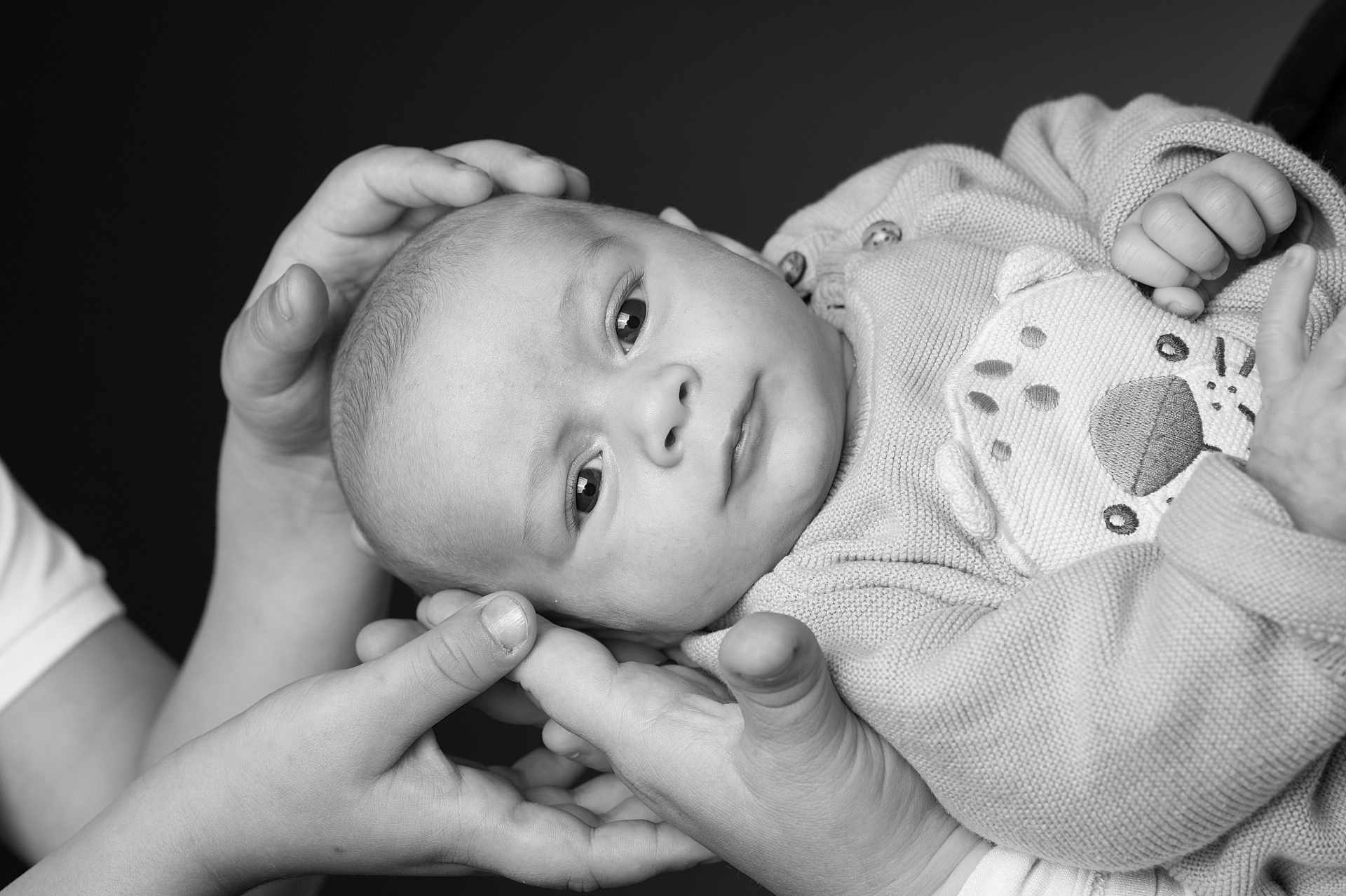 Adem a rejoint le concours — aidez-le/la à gagner de superbes lots ! baby, infant, hands, black_and_white, portrait, closeup, expression, gentle, care, newborn, person, sleeve, knitted_clothing, cute, human, skin, face, child, tender, support