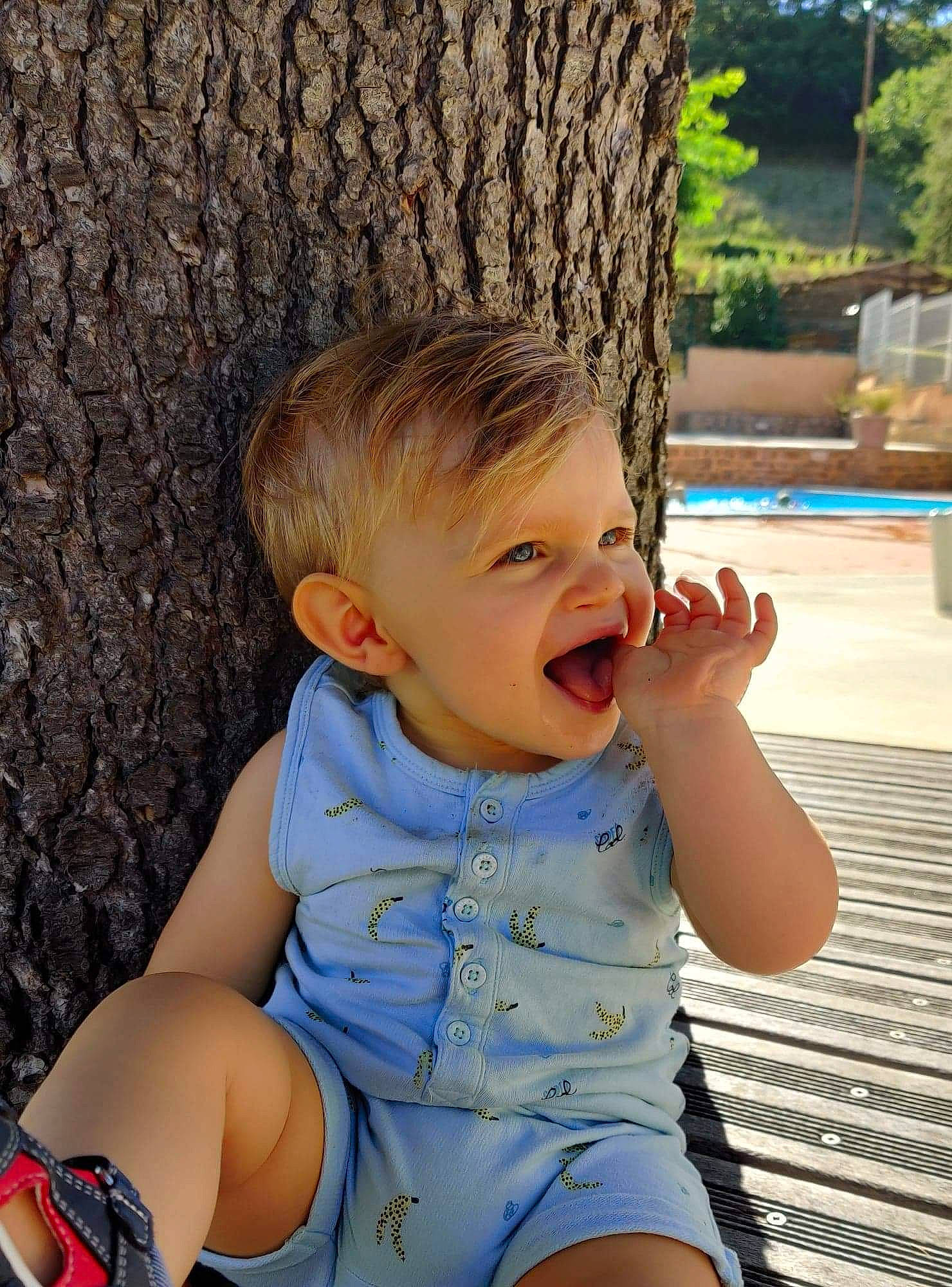 Rafaël participe au concours pour gagner de l'argent avec cette photo : abdomen, baby, cheek, child, ear, finger, leg, person, play, sitting, skin, toddler, trunk