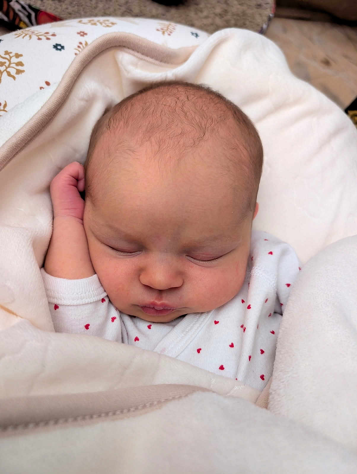 Naëlynn a rejoint le concours — aidez-le/la à gagner de superbes lots ! baby, sleeping, blanket, onesie, infant, cute, peaceful, soft, warm, newborn, face, head, skin, hand, cozy, rest, comfort, indoor, closeup, portrait