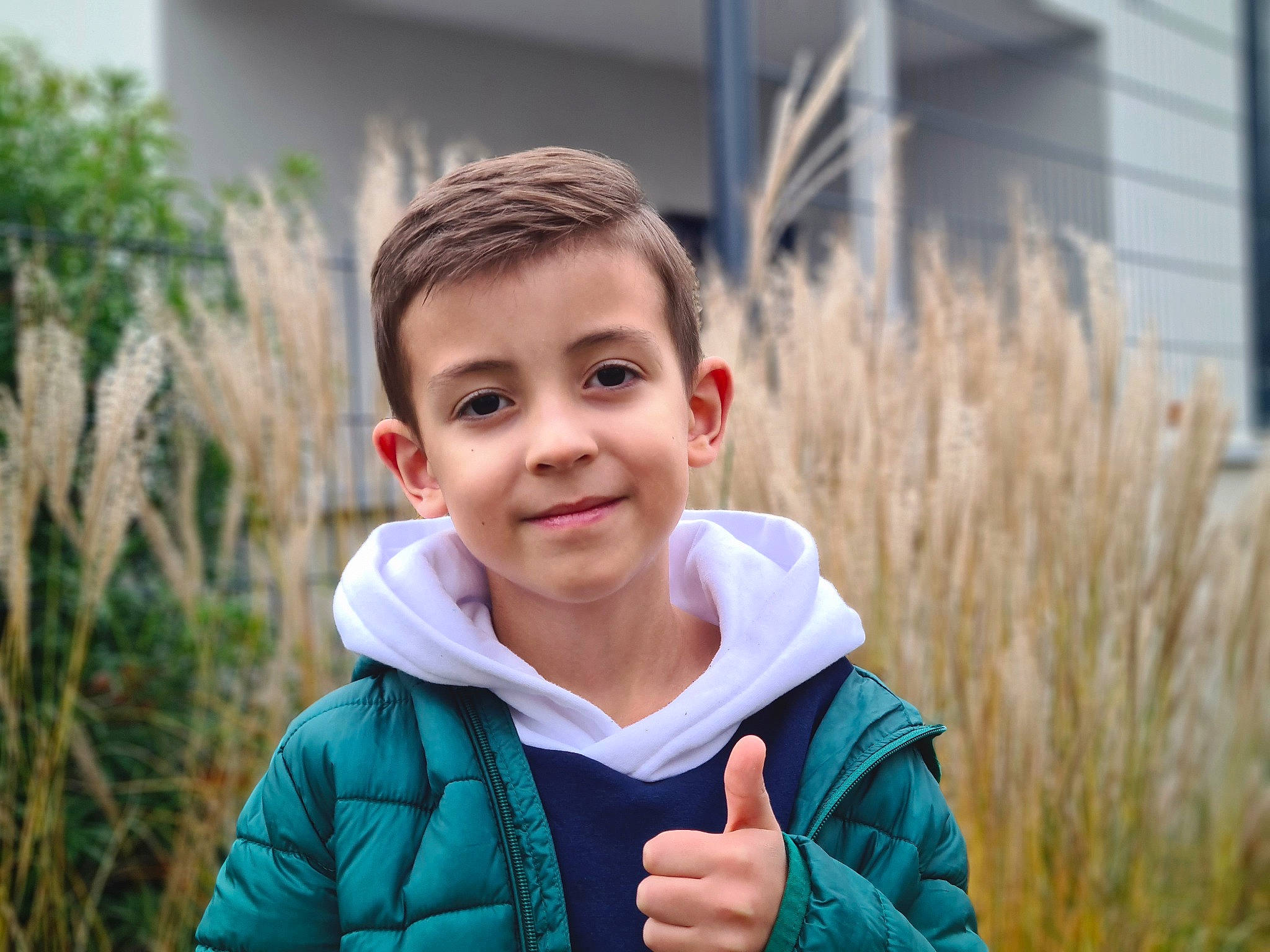 Darius a rejoint le concours — aidez-le/la à gagner de superbes lots ! child, electric_blue, fun, fur, gesture, grass, happy, hoodie, joy, leaf, leisure, outerwear, person, plant, portrait, portrait_photography, sitting, spring, toddler, vacation