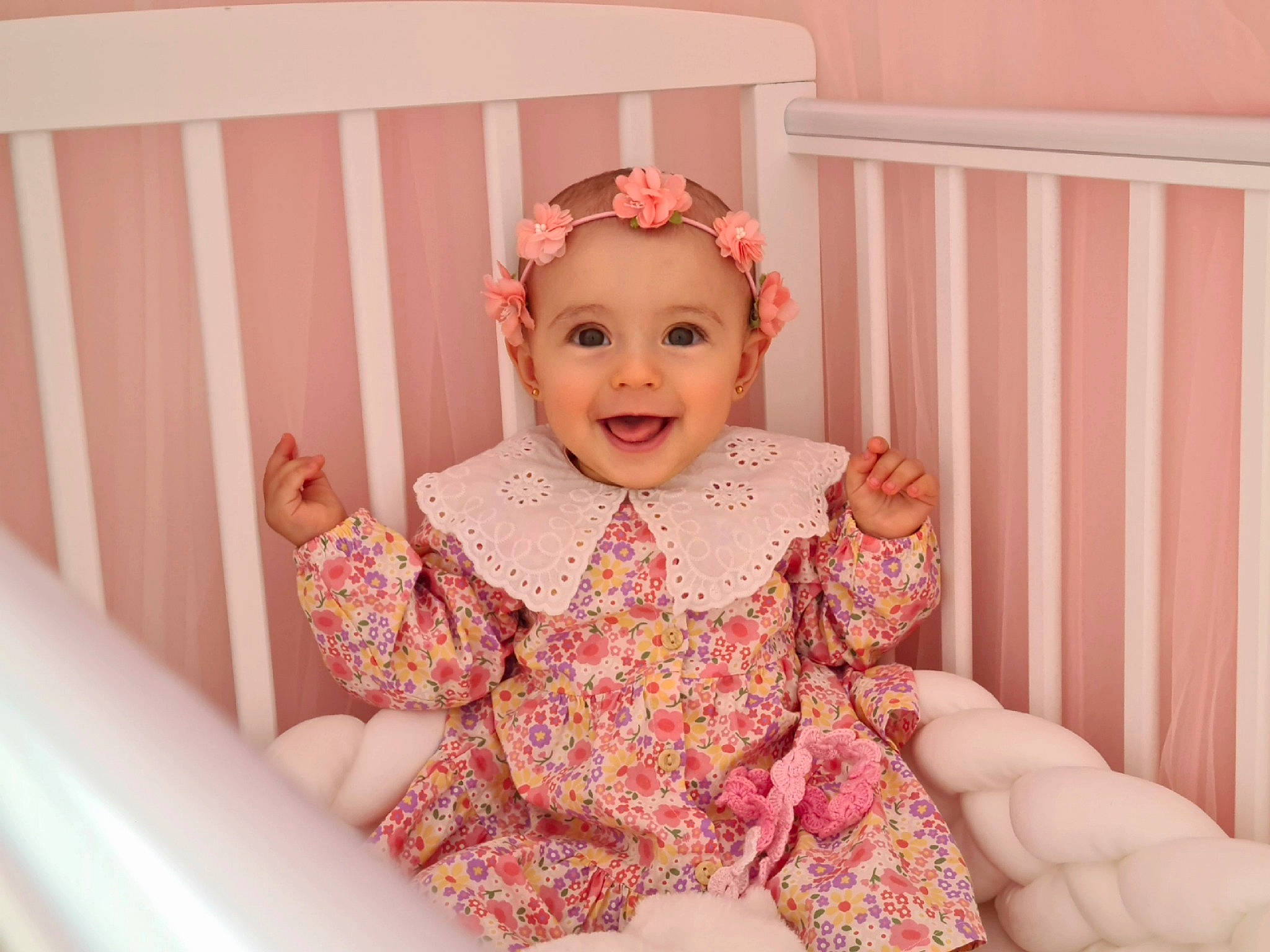 Mirela a rejoint le concours — aidez-le/la à gagner de superbes lots ! baby, baby_toddler_clothing, comfort, eye, finger, fun, hair_accessory, happy, head, headband, headgear, headpiece, headwear, joy, magenta, pattern, peach, person, pink, skin