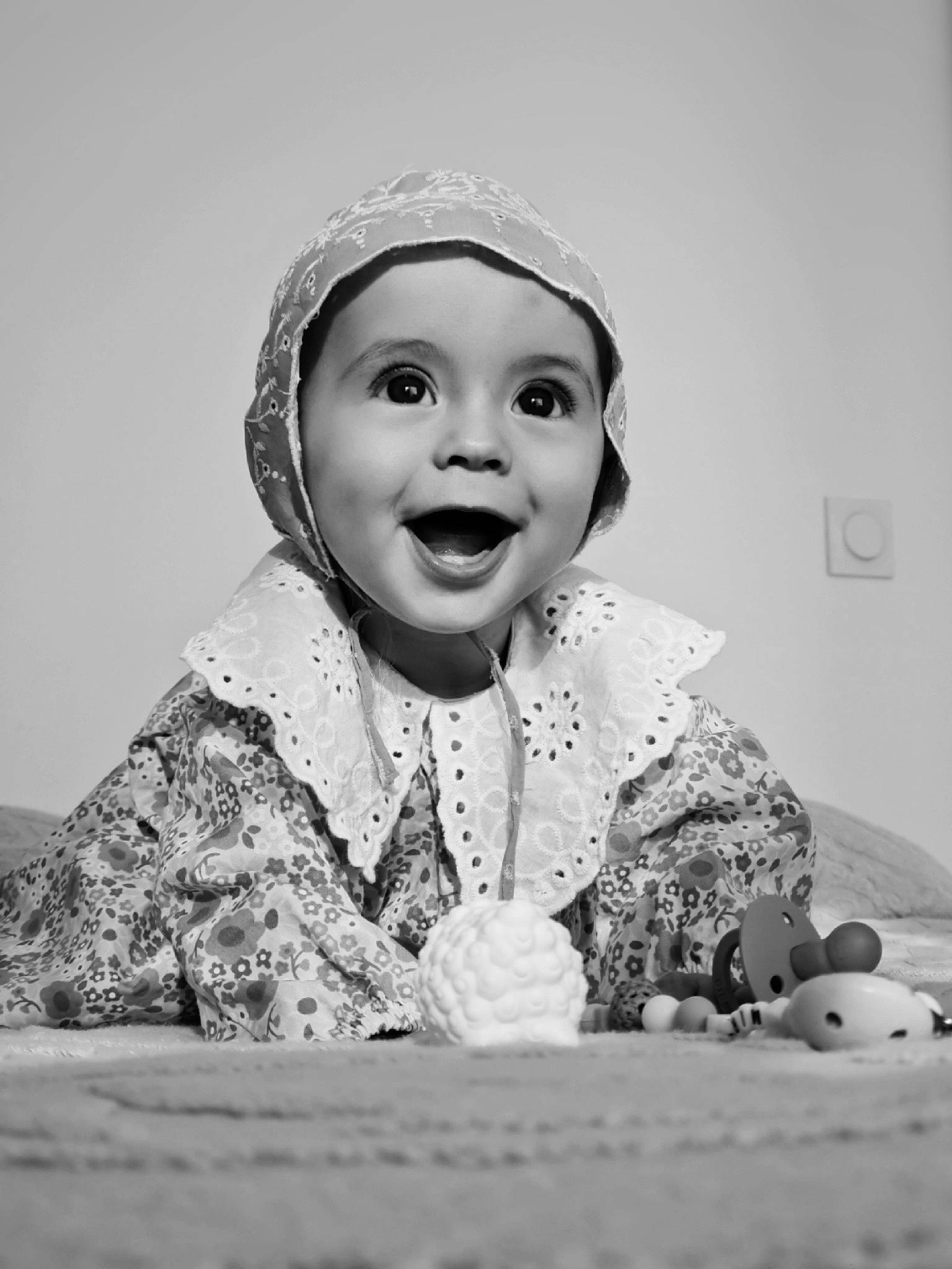 Mirela participe au concours pour gagner de l'argent avec cette photo : black_and_white, child, event, eye, facial_expression, flash_photography, fun, gesture, happy, head, laugh, monochrome, monochrome_photography, person, sitting, sleeve, smile, stock_photography, style, toddler