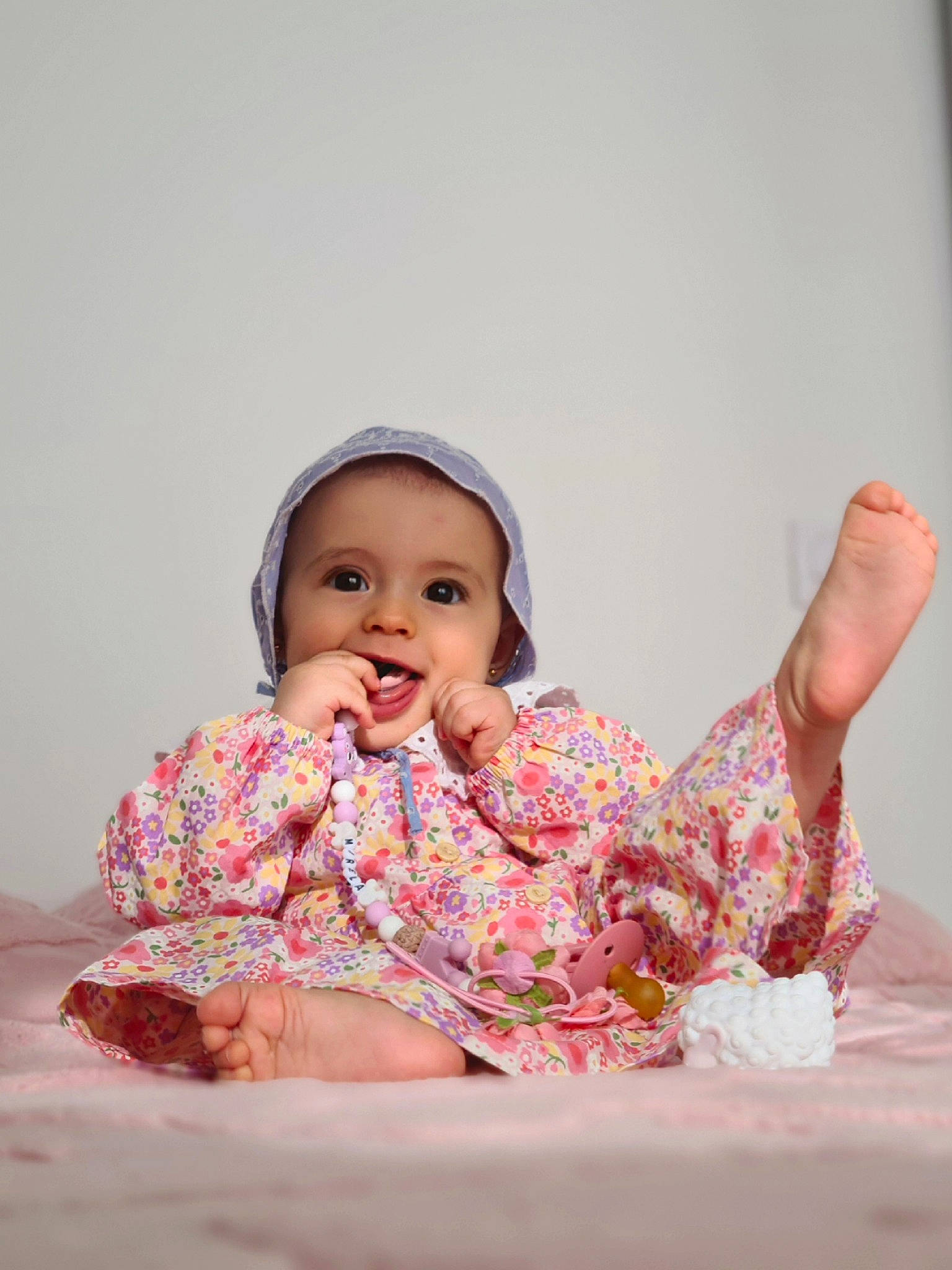 Mirela a rejoint le concours — aidez-le/la à gagner de superbes lots ! baby_toddler_clothing, child, comfort, dress, event, finger, flash_photography, fun, gesture, happy, headwear, leisure, magenta, person, pink, room, sitting, skin, sleeve, smile