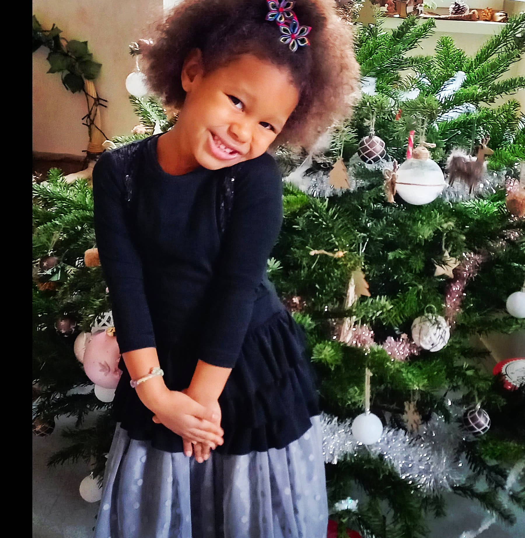 Aliya a rejoint le concours — aidez-le/la à gagner de superbes lots ! baby_toddler_clothing, beauty, christmas_ornament, christmas_tree, clothing, event, facial_expression, formal_wear, hair, hairstyle, happy, holiday_ornament, human_body, joy, person, plant, sleeve, smile, standing, toddler