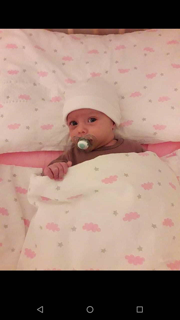 Lorianna a rejoint le concours — aidez-le/la à gagner de superbes lots ! baby, bed, bedding, bedtime, cheek, child, headwear, infant_bed, linens, person, pink, skin, textile, toddler