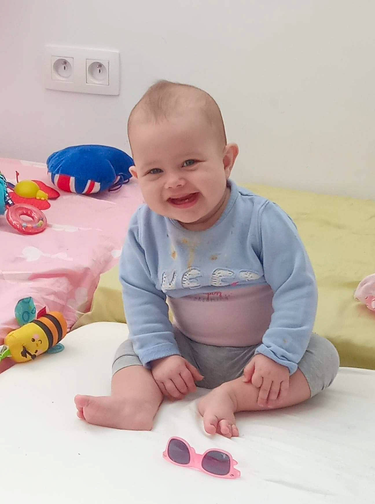 Lorianna participe au concours pour gagner de l'argent avec cette photo : baby, child, finger, joy, person, pink, play, sitting, skin, toddler, tummy_time