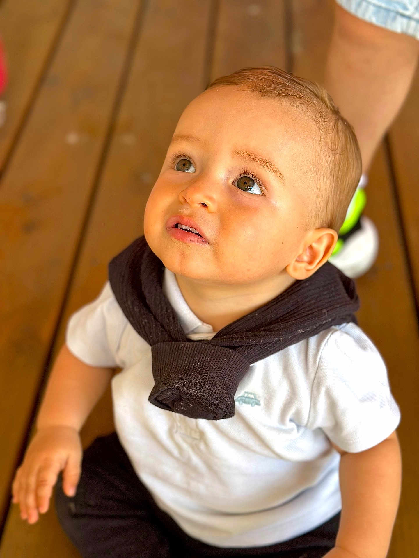 Jude a rejoint le concours — aidez-le/la à gagner de superbes lots ! toddler, child, baby, curious, looking_up, white_shirt, sweater, wooden_floor, casual_clothing, portrait, indoors, cute, innocent, person, face, young_child, sitting, short_hair, bright_eyes, expression
