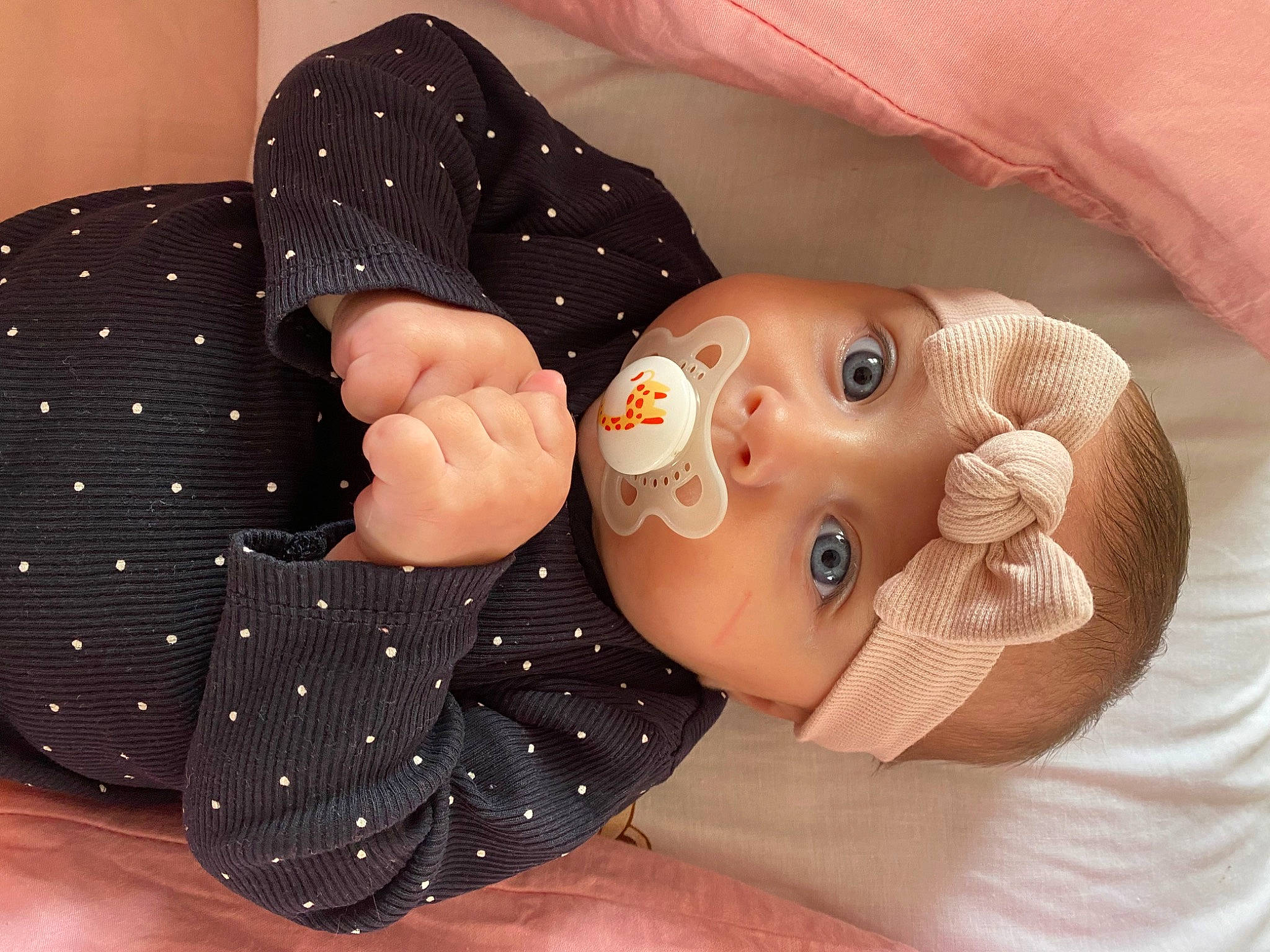 Naïa a rejoint le concours — aidez-le/la à gagner de superbes lots ! arm, baby, baby_products, baby_toddler_clothing, child, eyelash, fashion_accessory, finger, gesture, hand, happy, headgear, nail, pattern, peach, person, skin, sleeve, textile, thumb