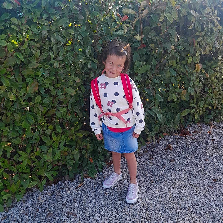 Rylee participe au concours pour gagner de l'argent avec cette photo : child, clothing, face, female, footwear, girl, head, herbal, herbs, pants, path, person, photography, plant, portrait, road, rock, shoe, shorts, vegetation