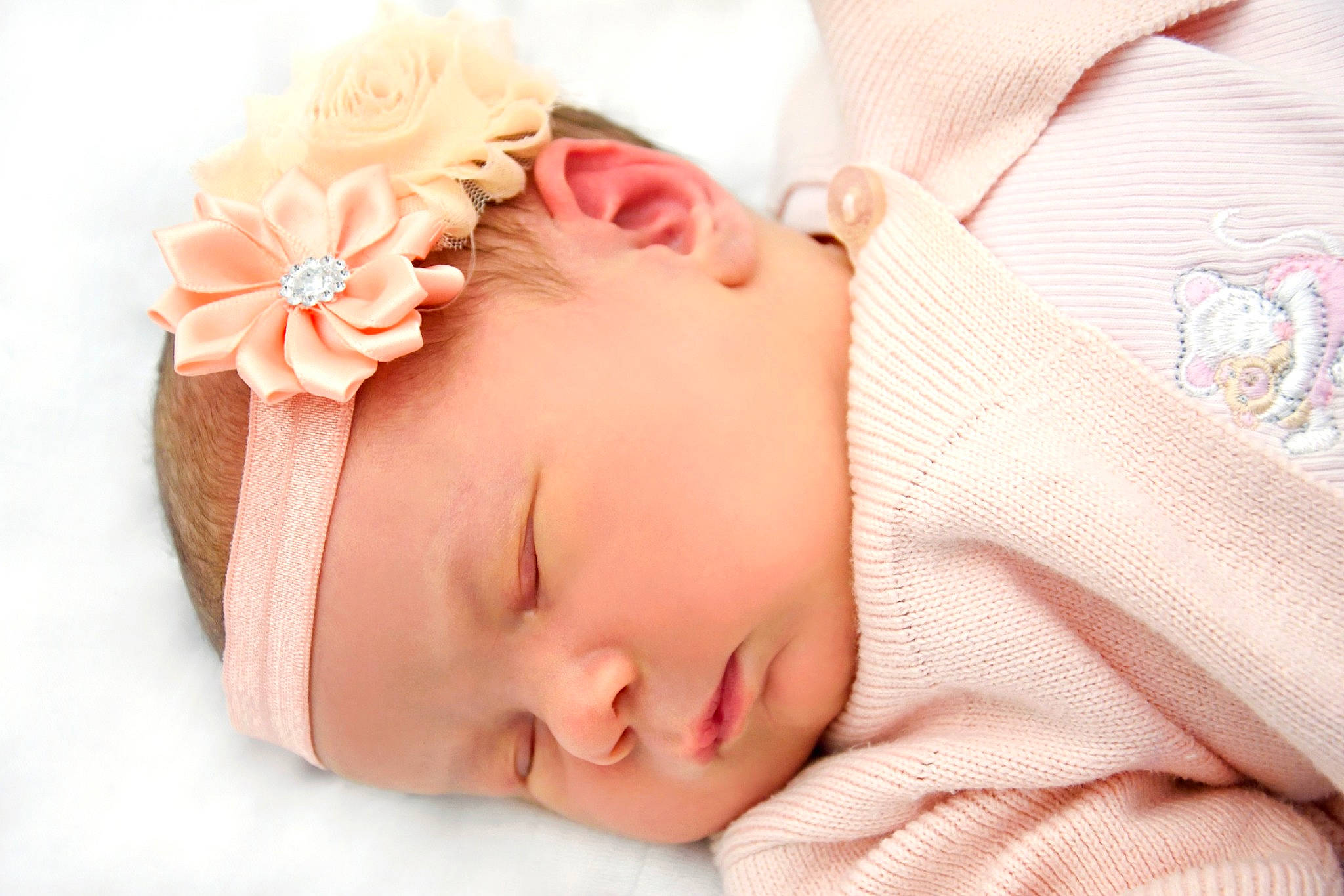 Rylee participe au concours pour gagner de l'argent avec cette photo : baby, baby_sleeping, bedtime, birth, child, ear, fashion_accessory, hair_accessory, headband, headgear, headpiece, nap, peach, person, photograph, photography, pink, skin, sleep, toddler
