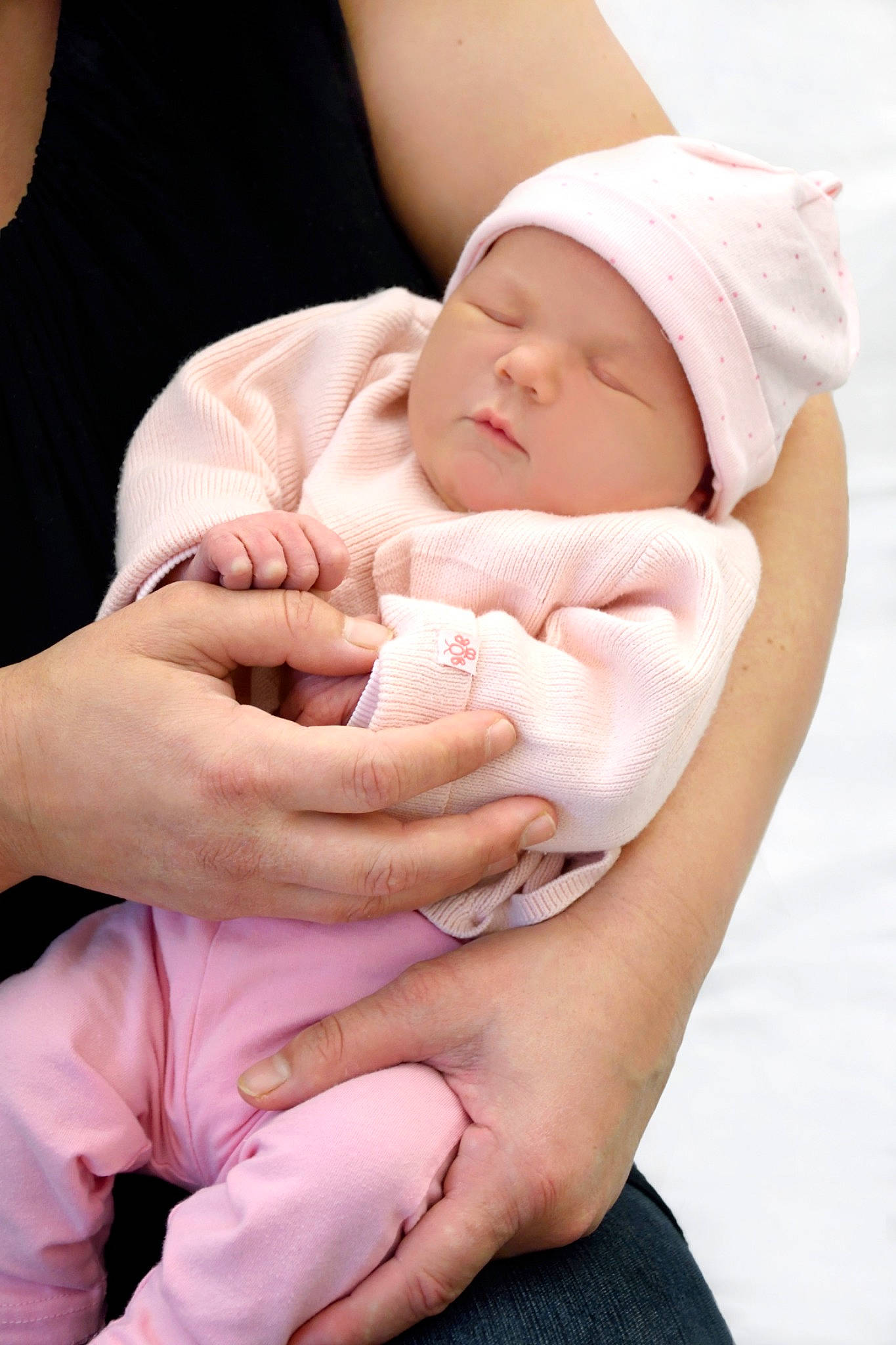 Rylee participe au concours pour gagner de l'argent avec cette photo : baby, baby_sleeping, birth, child, childbirth, finger, hand, headwear, mother, nail, person, skin, toddler