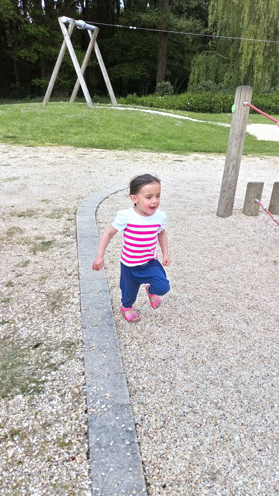 Milina a rejoint le concours — aidez-le/la à gagner de superbes lots ! child, grass, leisure, person, play, playground, public_space, recreation, toddler, vacation