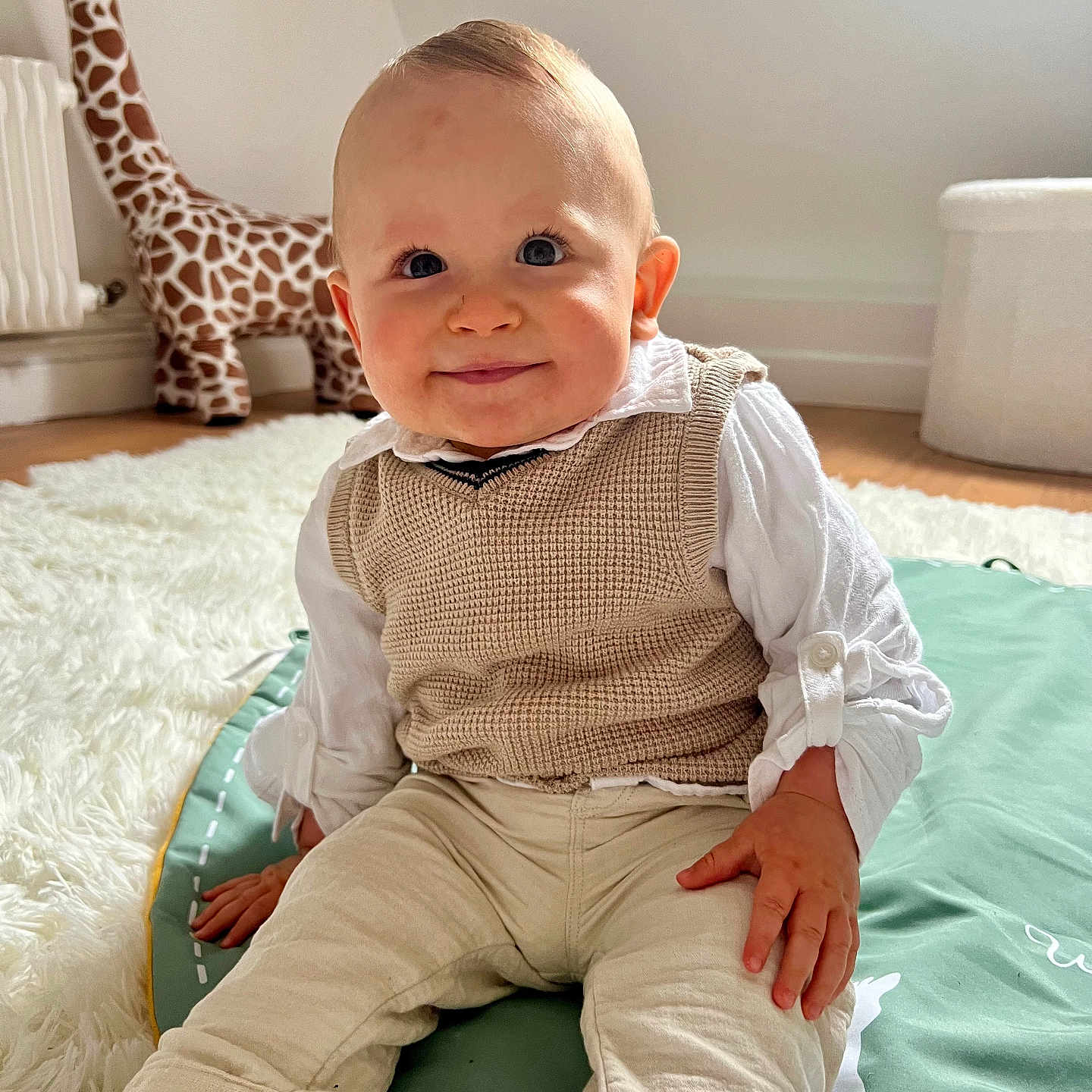 Elio participe au concours pour gagner de l'argent avec cette photo : animal, baby, bodypart, clothing, couch, cushion, face, finger, furniture, giraffe, hand, happy, head, homedecor, pants, person, photography, portrait, sitting, smile