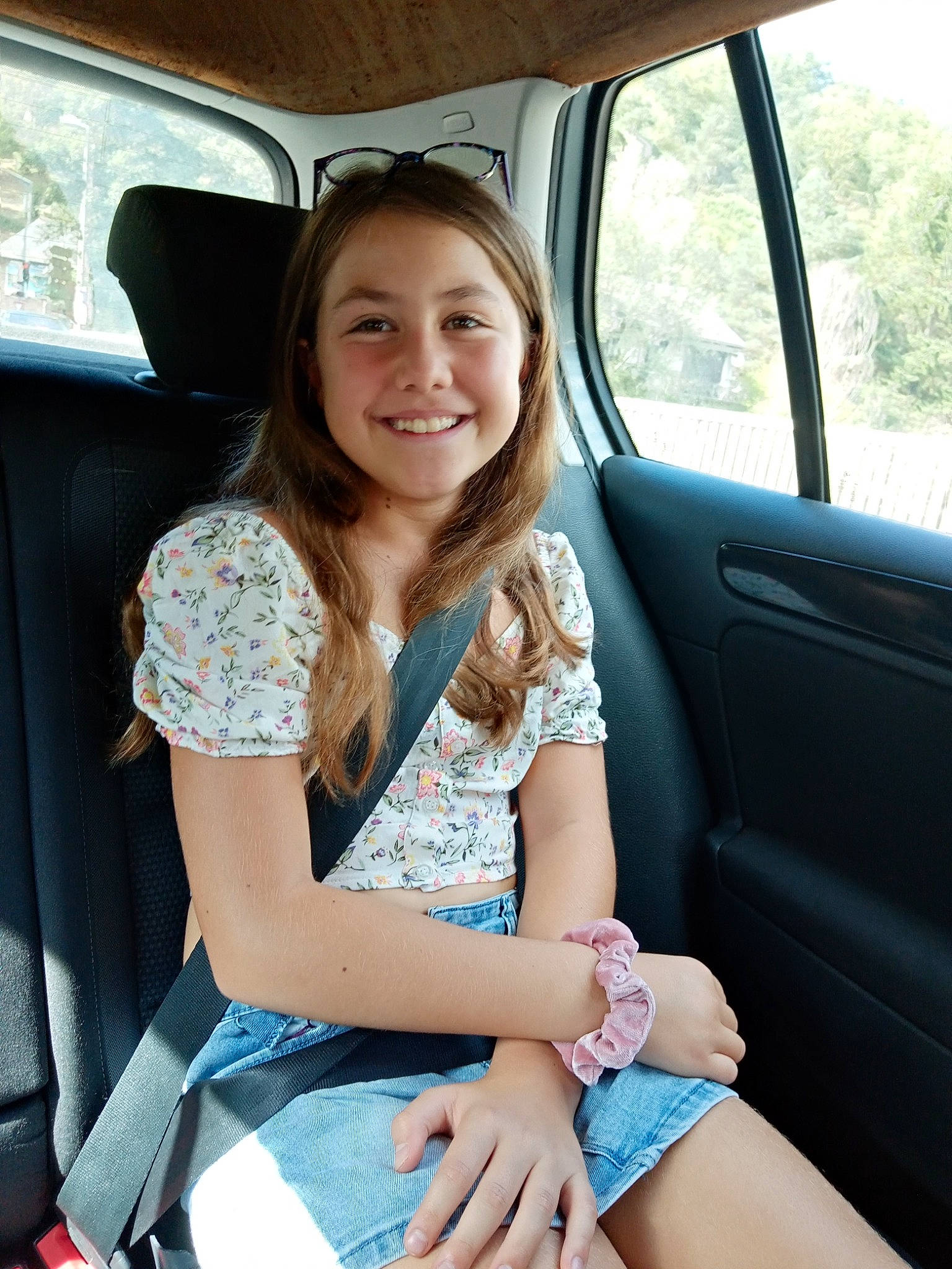 Agathe a rejoint le concours — aidez-le/la à gagner de superbes lots ! auto_part, automotive_design, automotive_exterior, car, car_seat, car_seat_cover, comfort, head_restraint, human_leg, joy, motor_vehicle, person, seat_belt, smile, steering_part, thigh, travel, tree, vehicle, vehicle_door