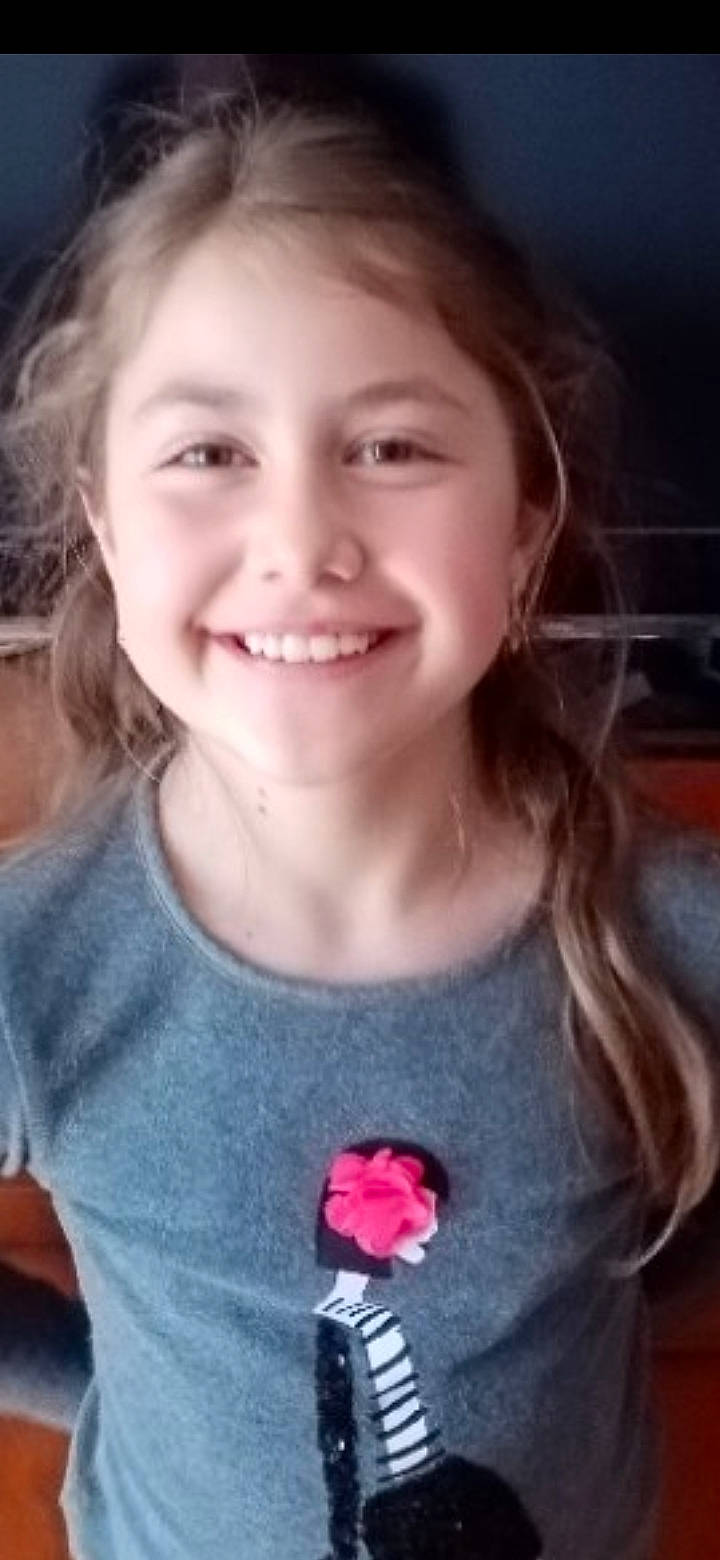 Agathe participe au concours pour gagner de l'argent avec cette photo : beauty, cheek, cool, eyebrow, eyelash, flash_photography, flower, happy, iris, jaw, joy, lip, mouth, neck, nose, organ, person, skin, sleeve, smile