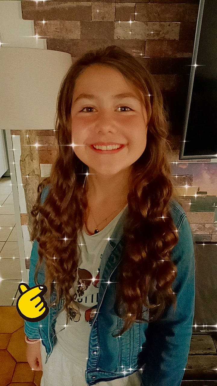 Agathe a rejoint le concours — aidez-le/la à gagner de superbes lots ! beauty, blond, brown_hair, cheek, electric_blue, eyebrow, eyelash, face, fashion, happy, head, iris, jaw, jewellery, joy, layered_hair, lip, long_hair, neck, person