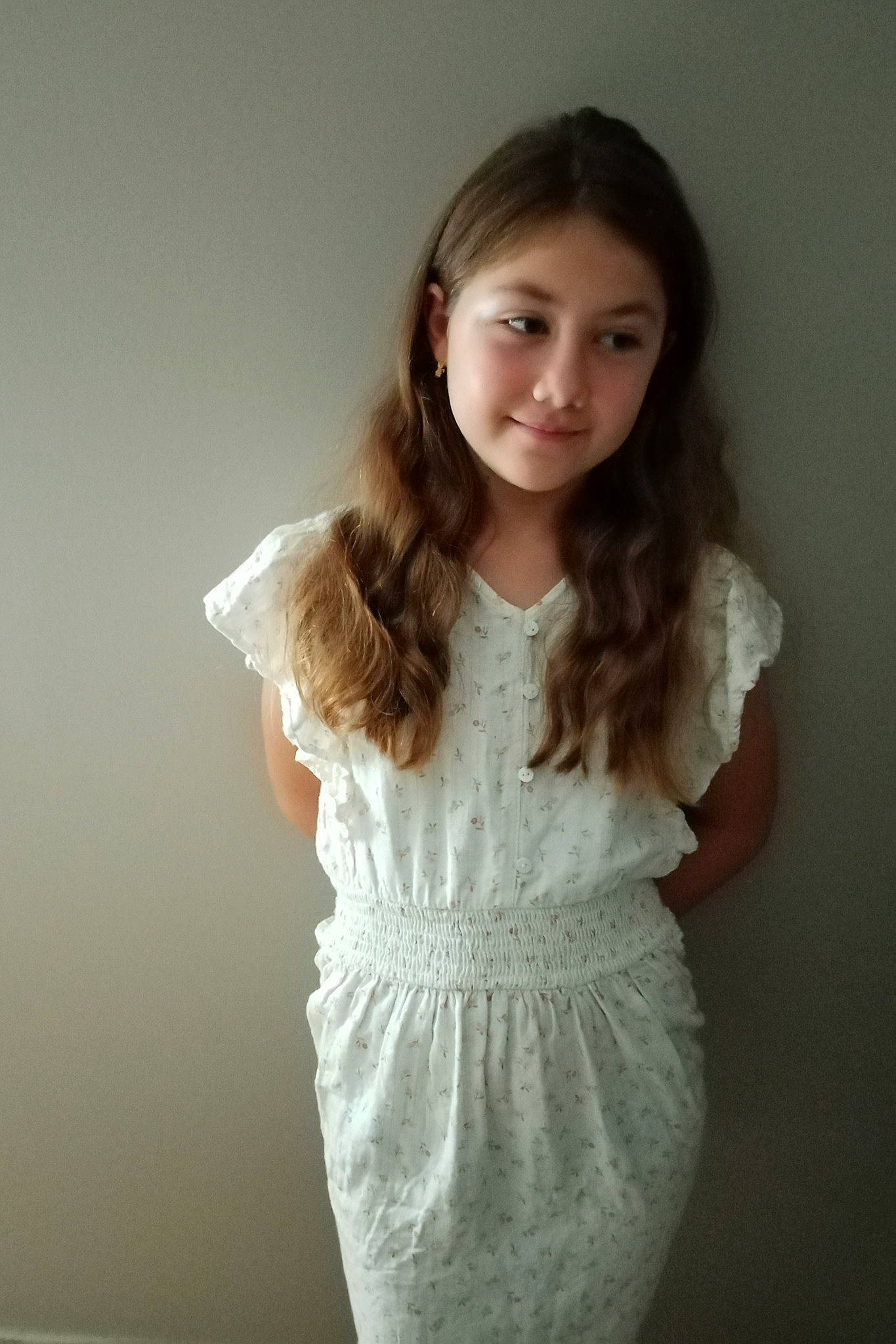 Agathe participe au concours pour gagner de l'argent avec cette photo : abdomen, chest, elbow, embellishment, eyelash, face, fashion_design, flash_photography, gesture, hair, head, human_body, joy, long_hair, neck, person, shoulder, sleeve, smile, thigh