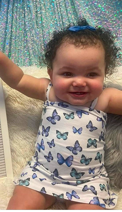 Lilly is registered to the contest to win money with this photo: arm, blue, cheek, chin, eye, hair, hand, head, human, human_body, joint, joy, neck, nose, organ, person, plant, shoulder, skin, sleeve