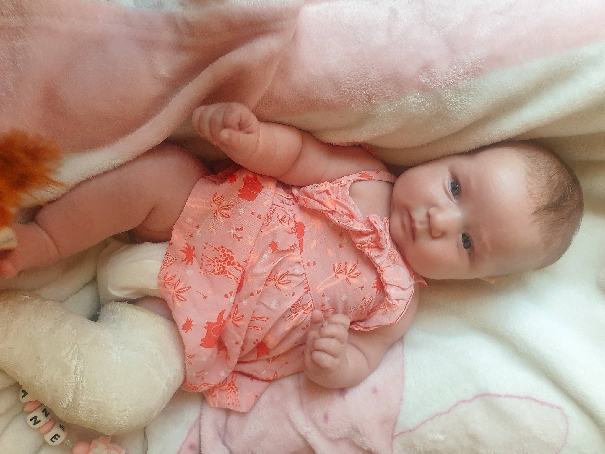 Louane a rejoint le concours — aidez-le/la à gagner de superbes lots ! baby, baby_sleeping, baby_toddler_clothing, cheek, child, comfort, eye, finger, gesture, hand, iris, linens, lip, nail, nose, person, pink, product, skin, textile