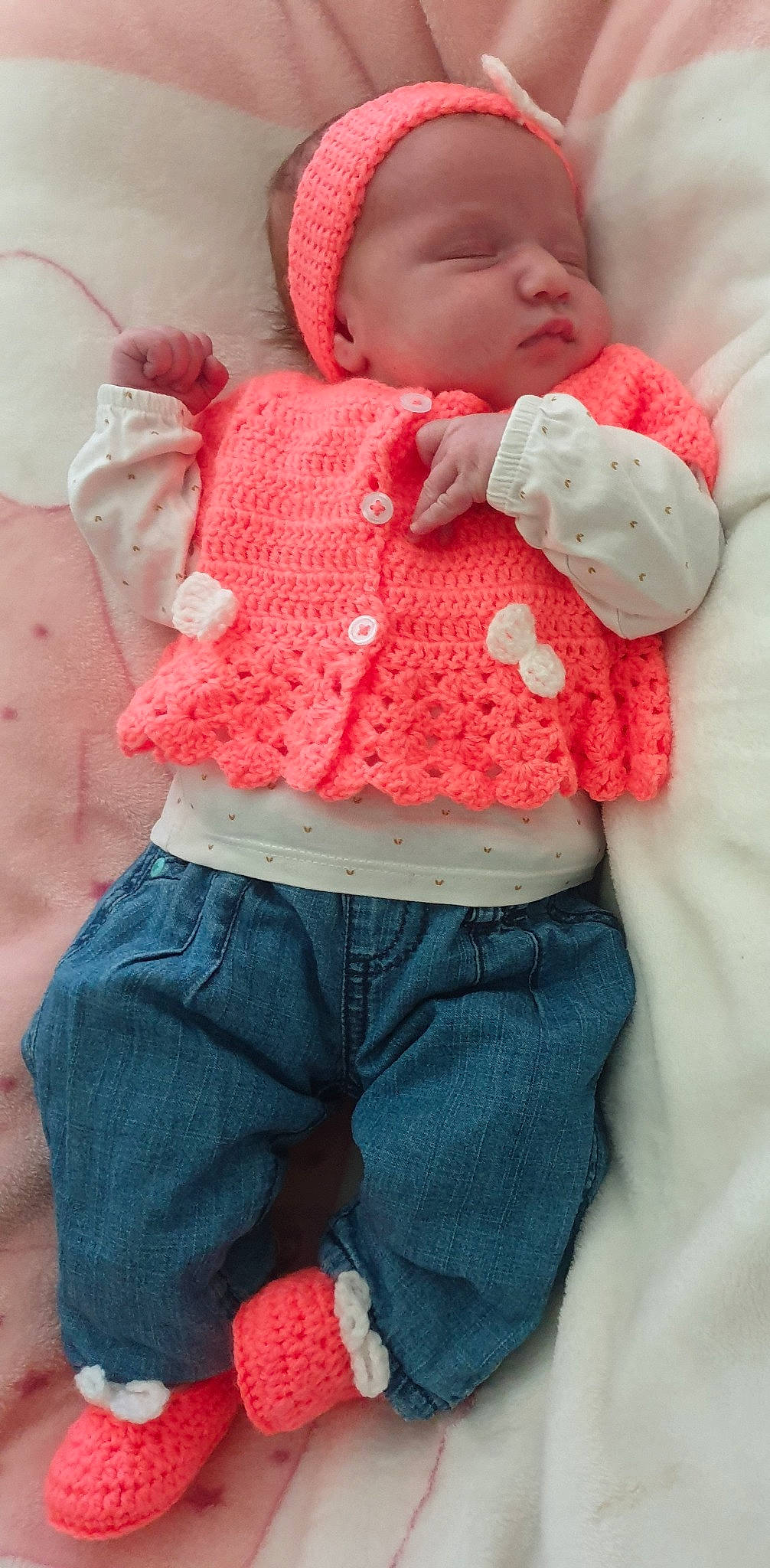 Louane participe au concours pour gagner de l'argent avec cette photo : arm, baby, baby_sleeping, baby_toddler_clothing, clothing, finger, headgear, headwear, human_body, jeans, lip, neck, outerwear, people, person, pink, red, skin, sleeve, textile