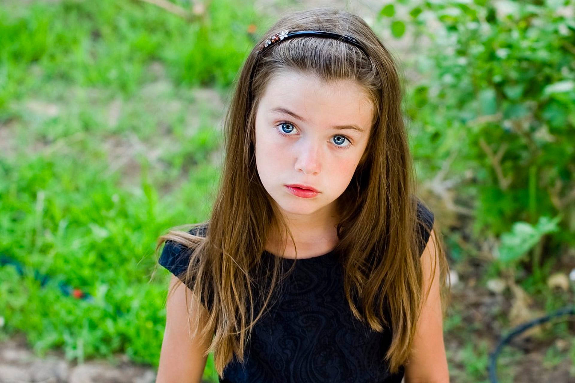 Kris a rejoint le concours — aidez-le/la à gagner de superbes lots ! beauty, brown_hair, child, dress, face, facial_expression, girl, grass, hair, head, long_hair, model, people, person, photography, portrait, portrait_photography, skin, smile, woman