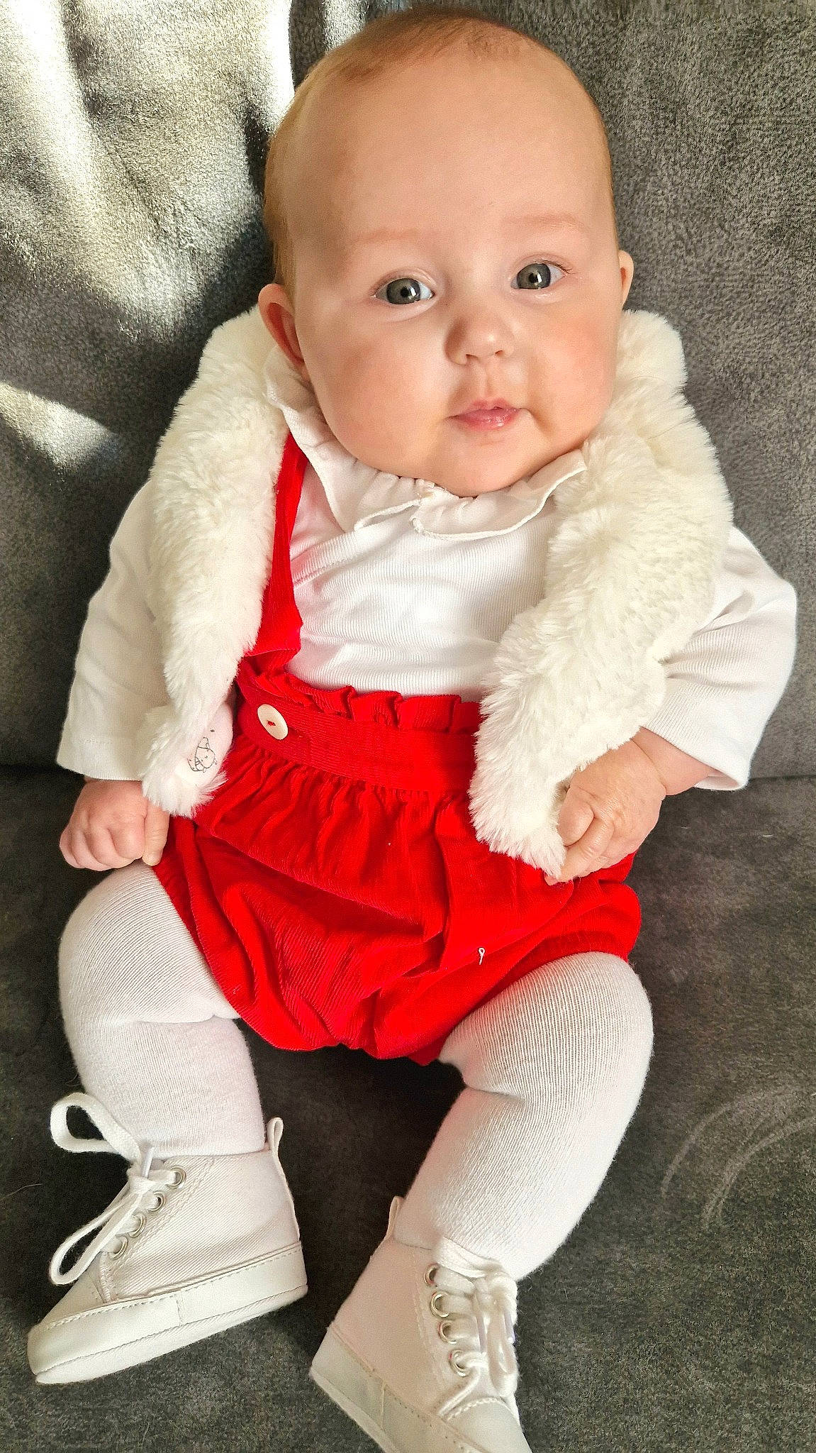 Maelle participe au concours pour gagner de l'argent avec cette photo : arm, baby, baby_toddler_clothing, cheek, child, eye, face, human_body, human_leg, iris, knee, lip, pattern, person, sitting, skin, sleeve, sock, thigh, toddler