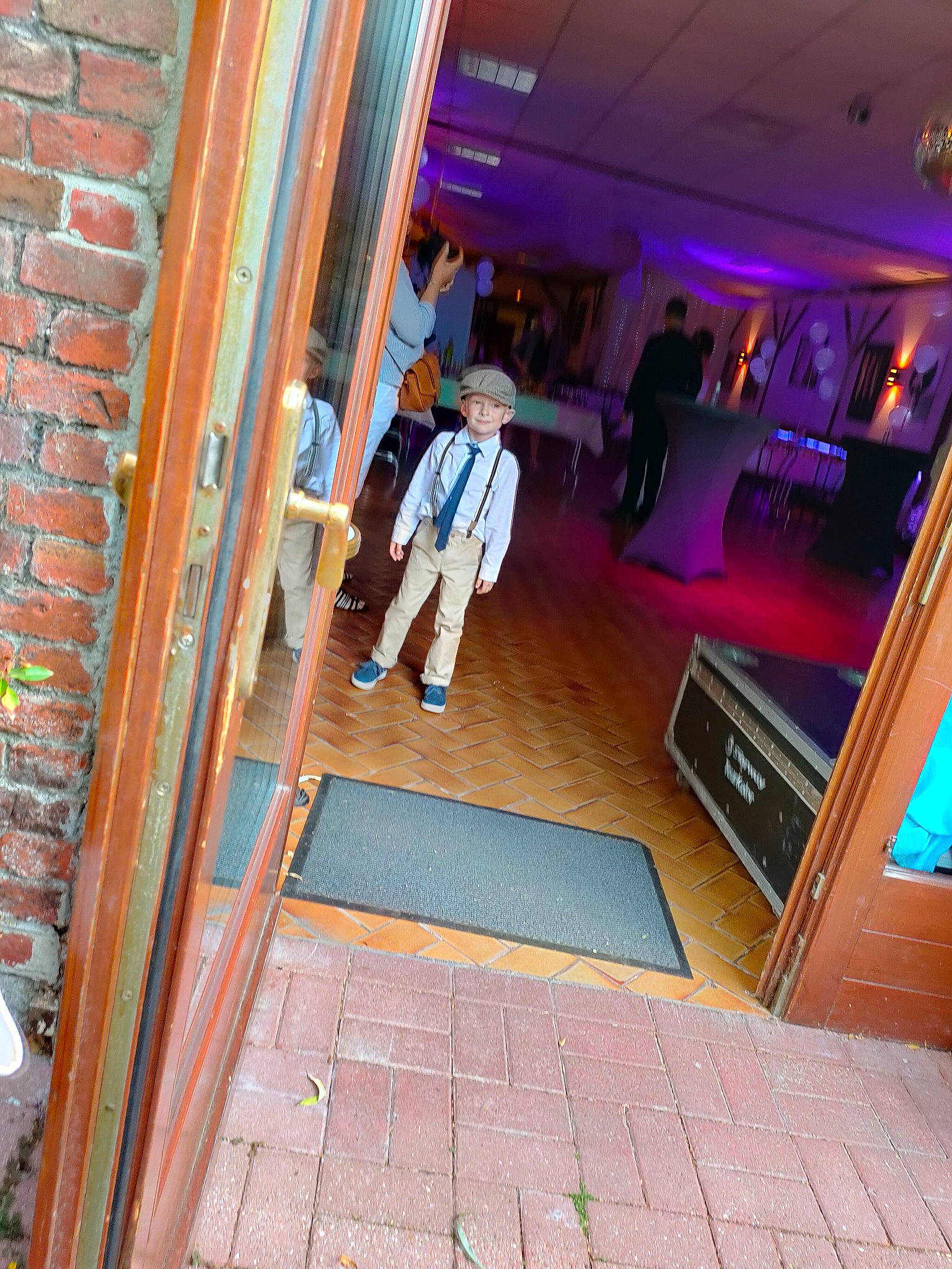 Gabin participe au concours pour gagner de l'argent avec cette photo : brick, brickwork, ceiling, floor, flooring, headwear, joy, person, purple