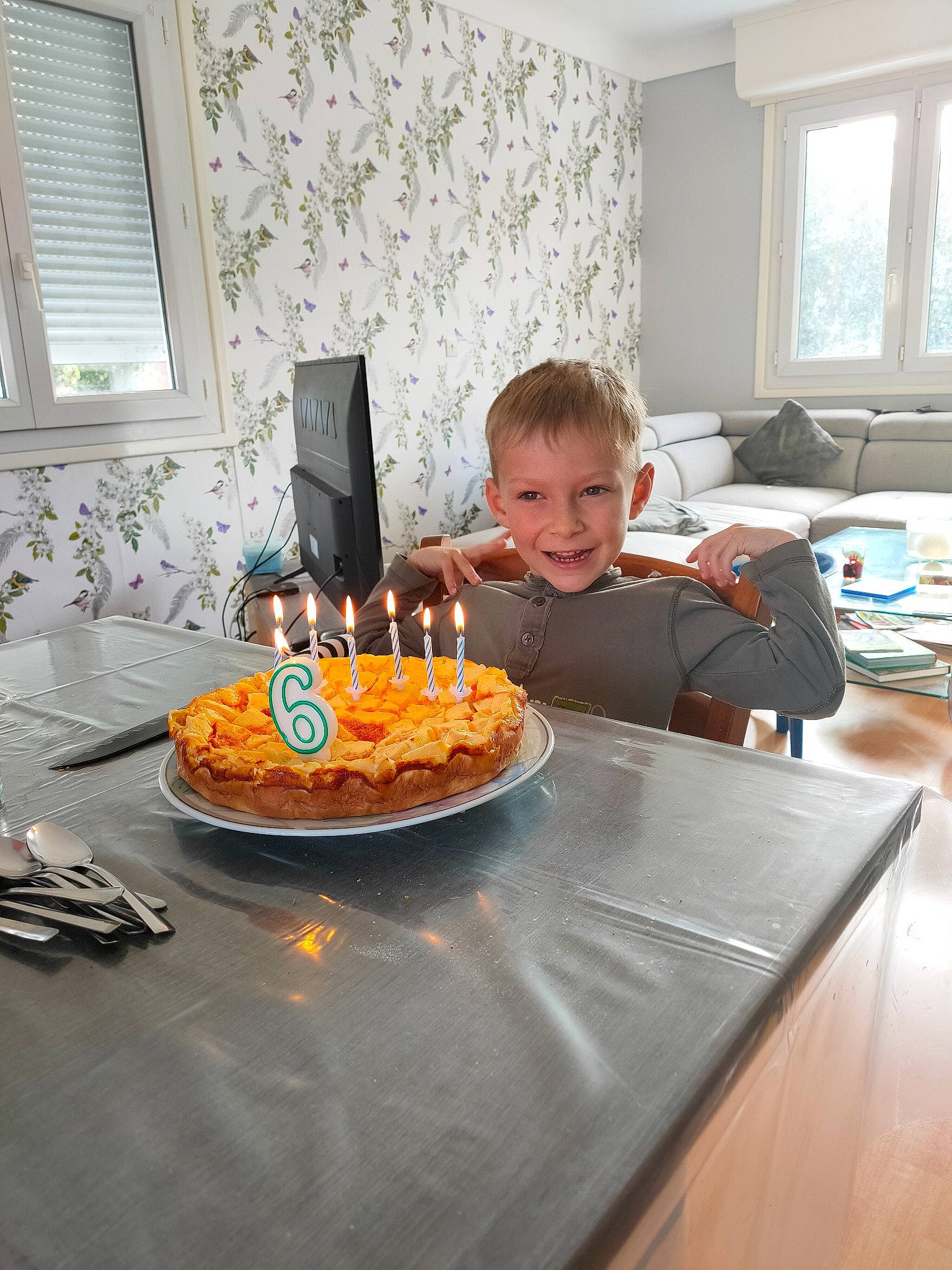 Gabin participe au concours pour gagner de l'argent avec cette photo : baked_goods, cake, cuisine, daylighting, dessert, dish, fixture, food, home, ingredient, interior_design, joy, person, plate, room, sweetness, table, tableware, window, window_blind