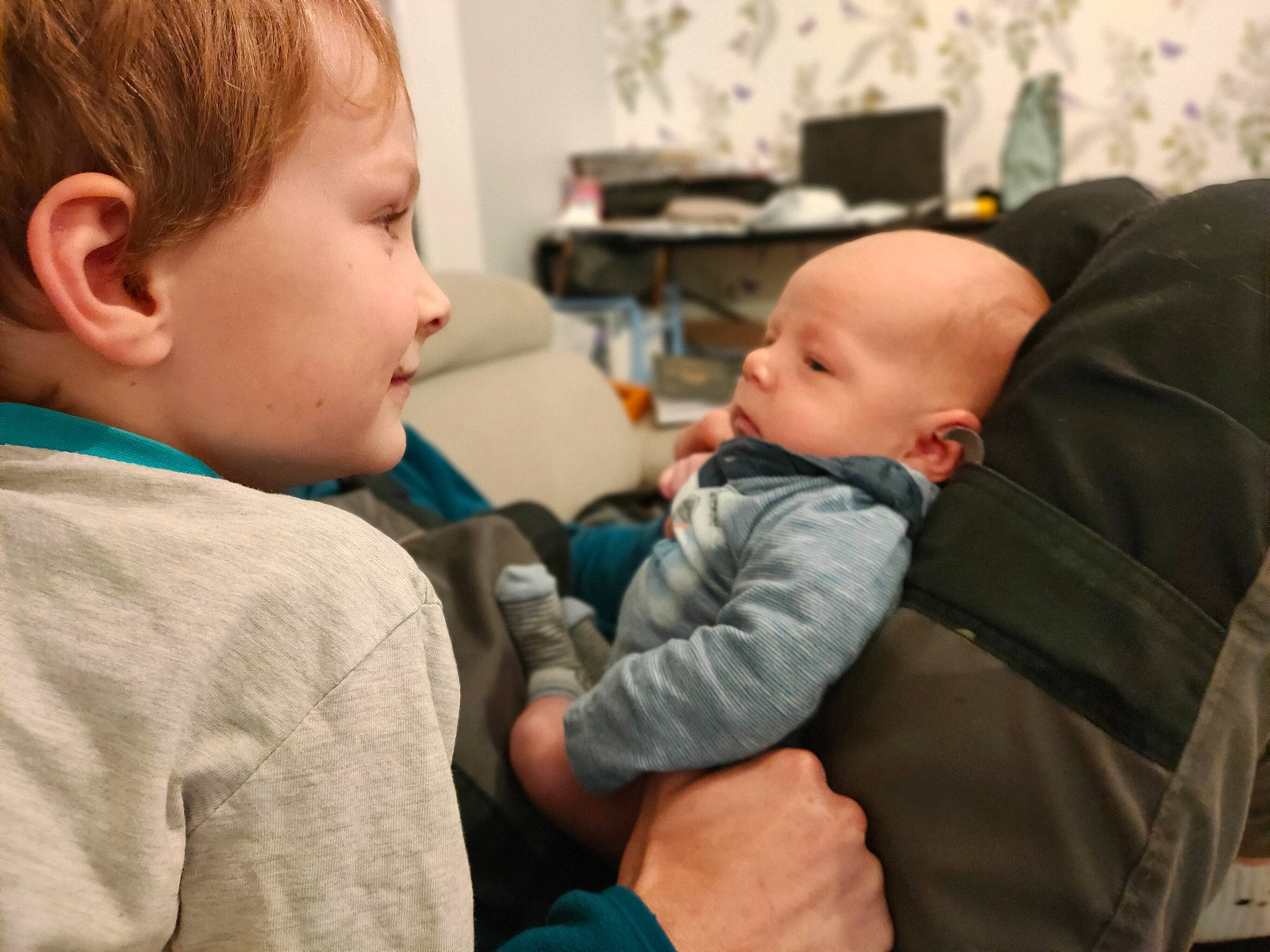 Éloi participe au concours pour gagner de l'argent avec cette photo : baby, baby_products, baby_toddler_clothing, cheek, child, comfort, curious, ear, person, skin, sleeve, sweater, toddler